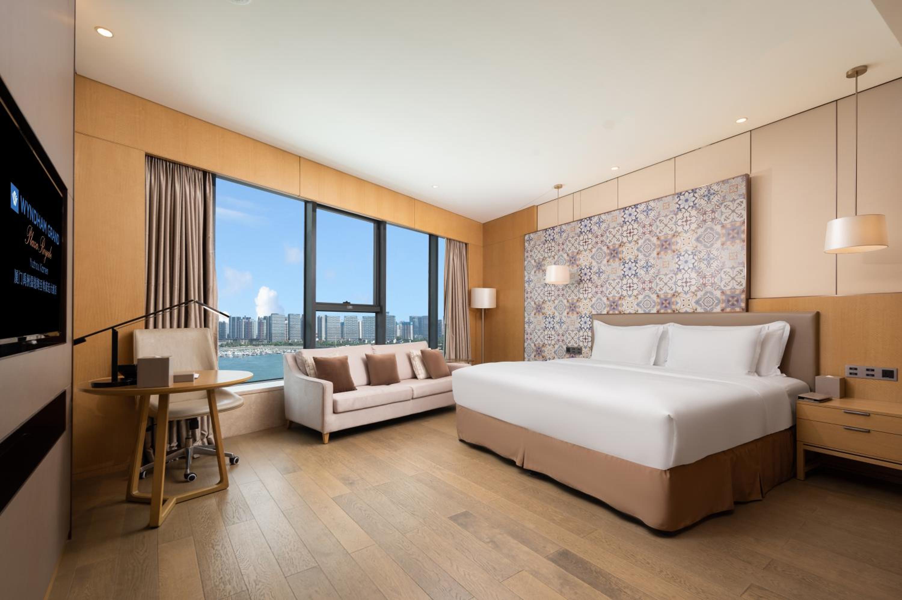 Deluxe Sea View King Room - Photo 7