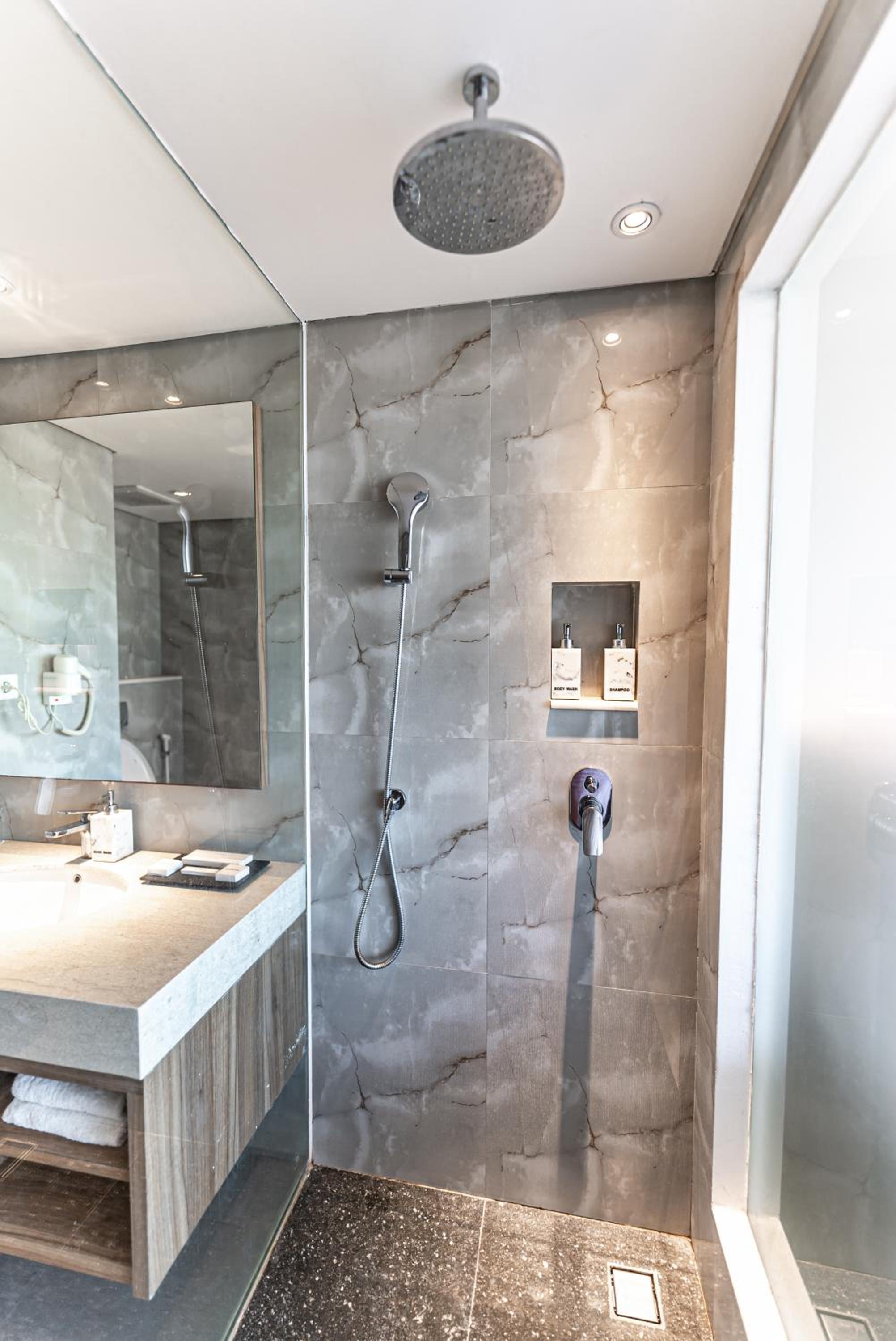 Deluxe Double or Twin Room Pool Access - First Floor - Photo 8