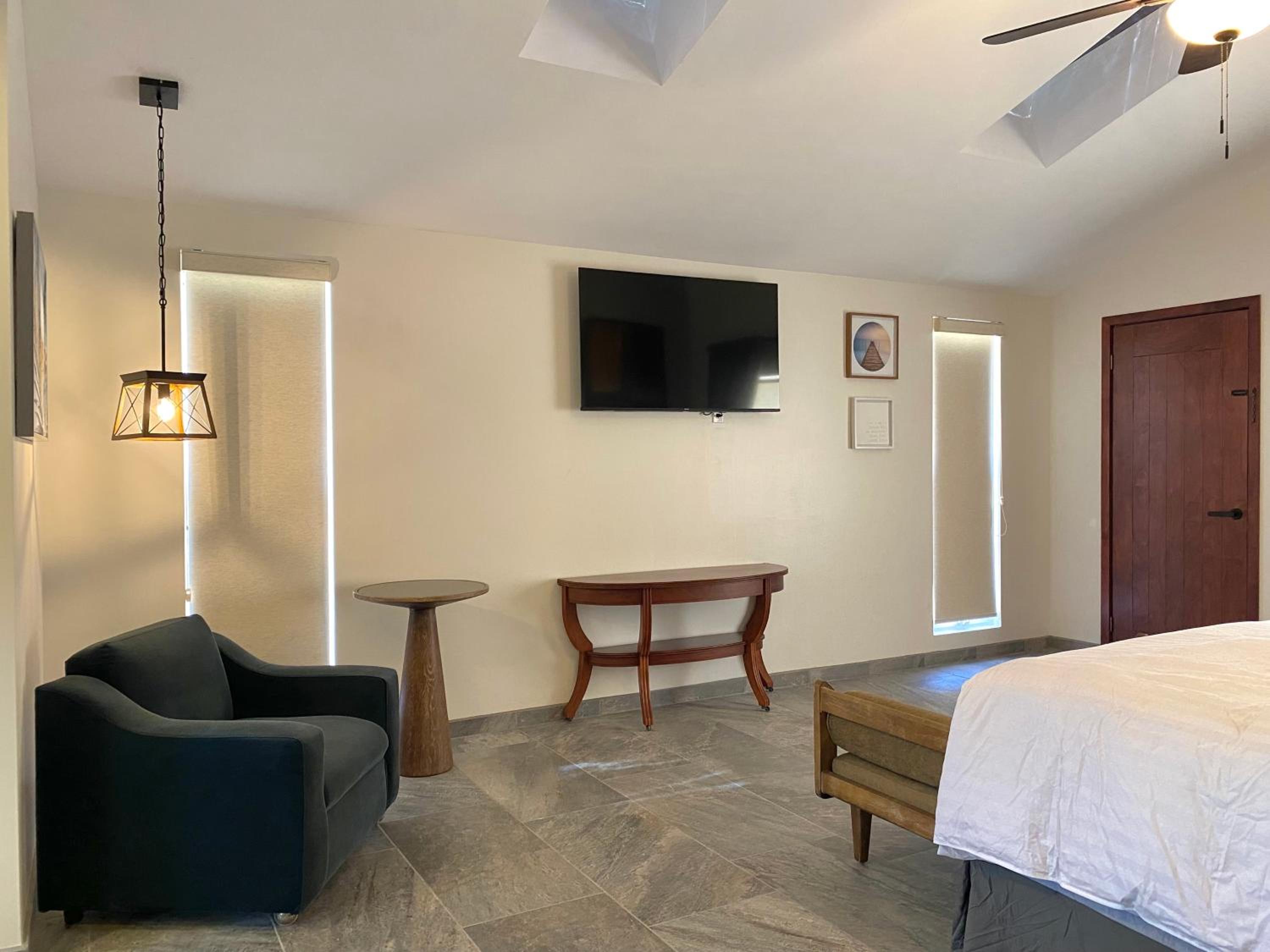 Superior King Suite - Photo 18