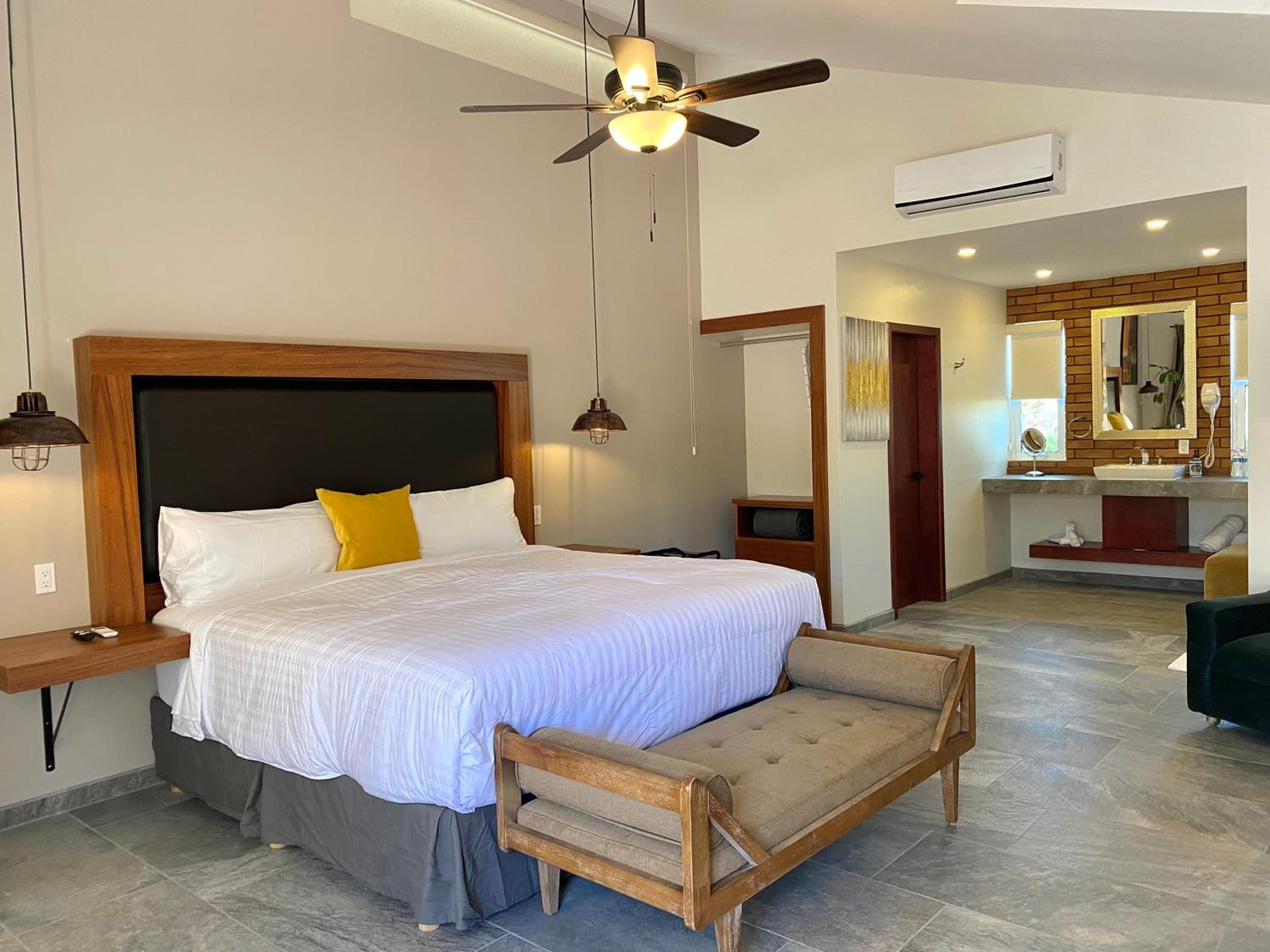 Superior King Suite - Photo 15