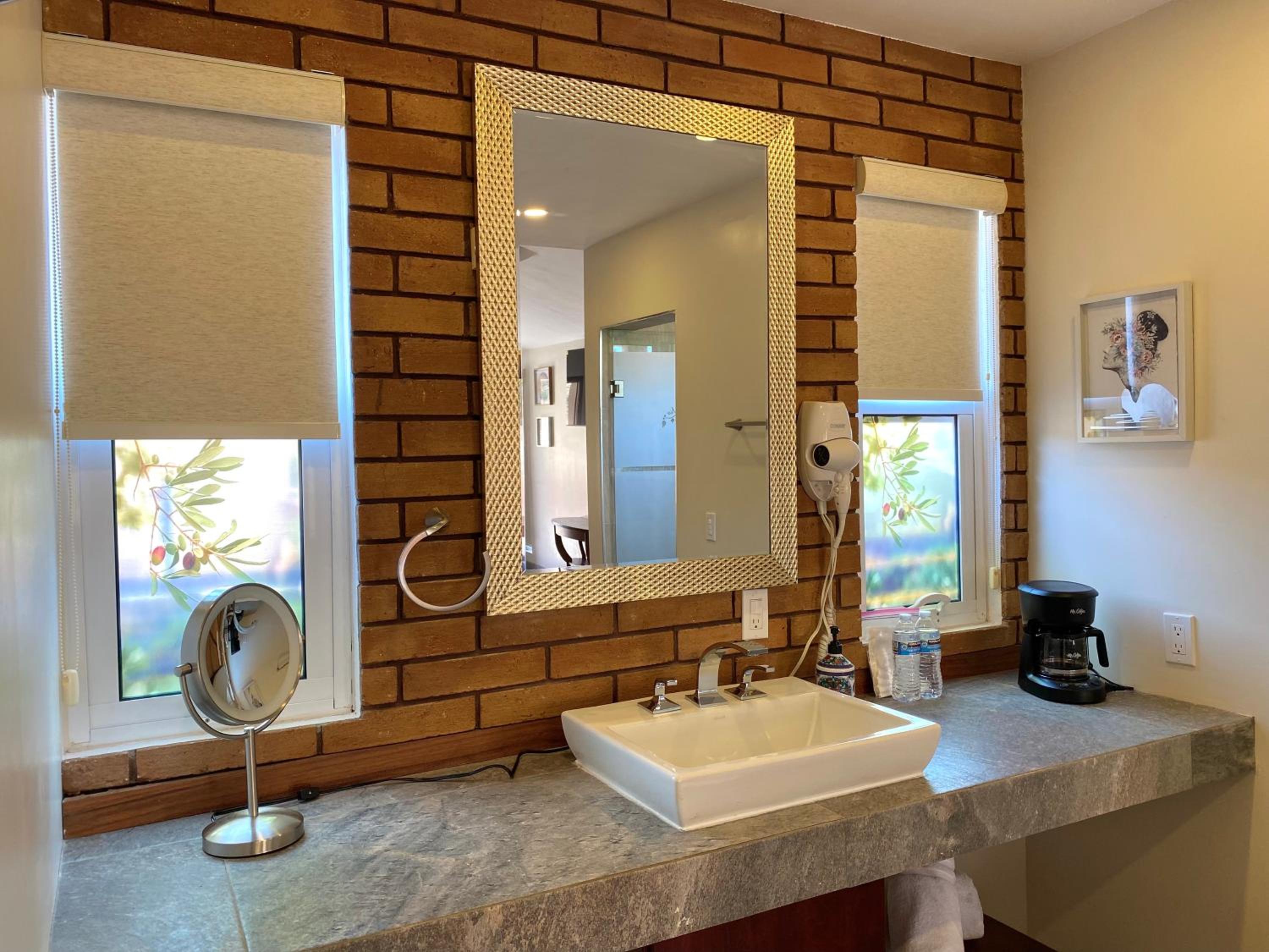 Superior King Suite - Photo 9