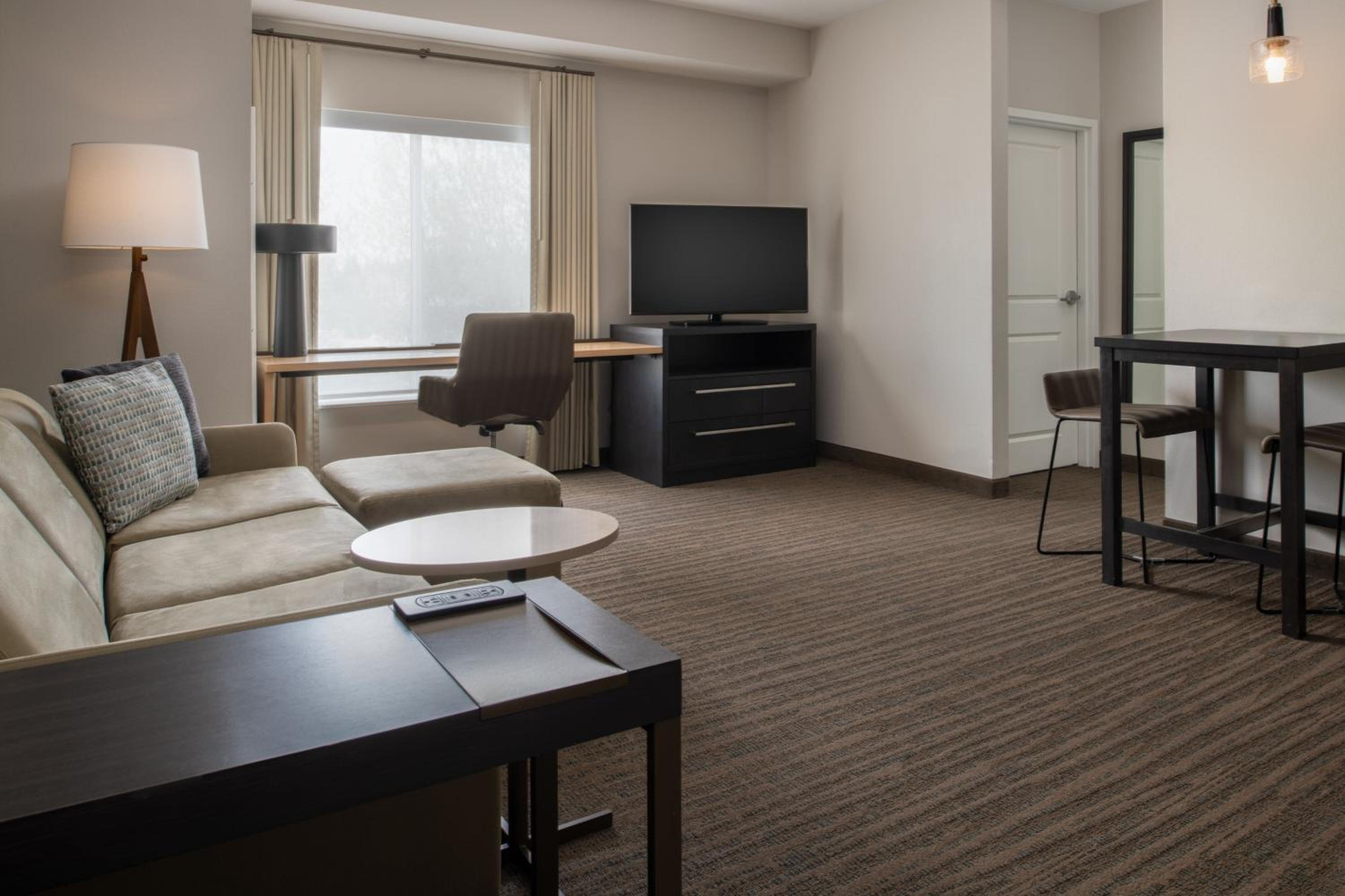 1 Bedroom Suite, 1 King, Sofa bed - Photo 1