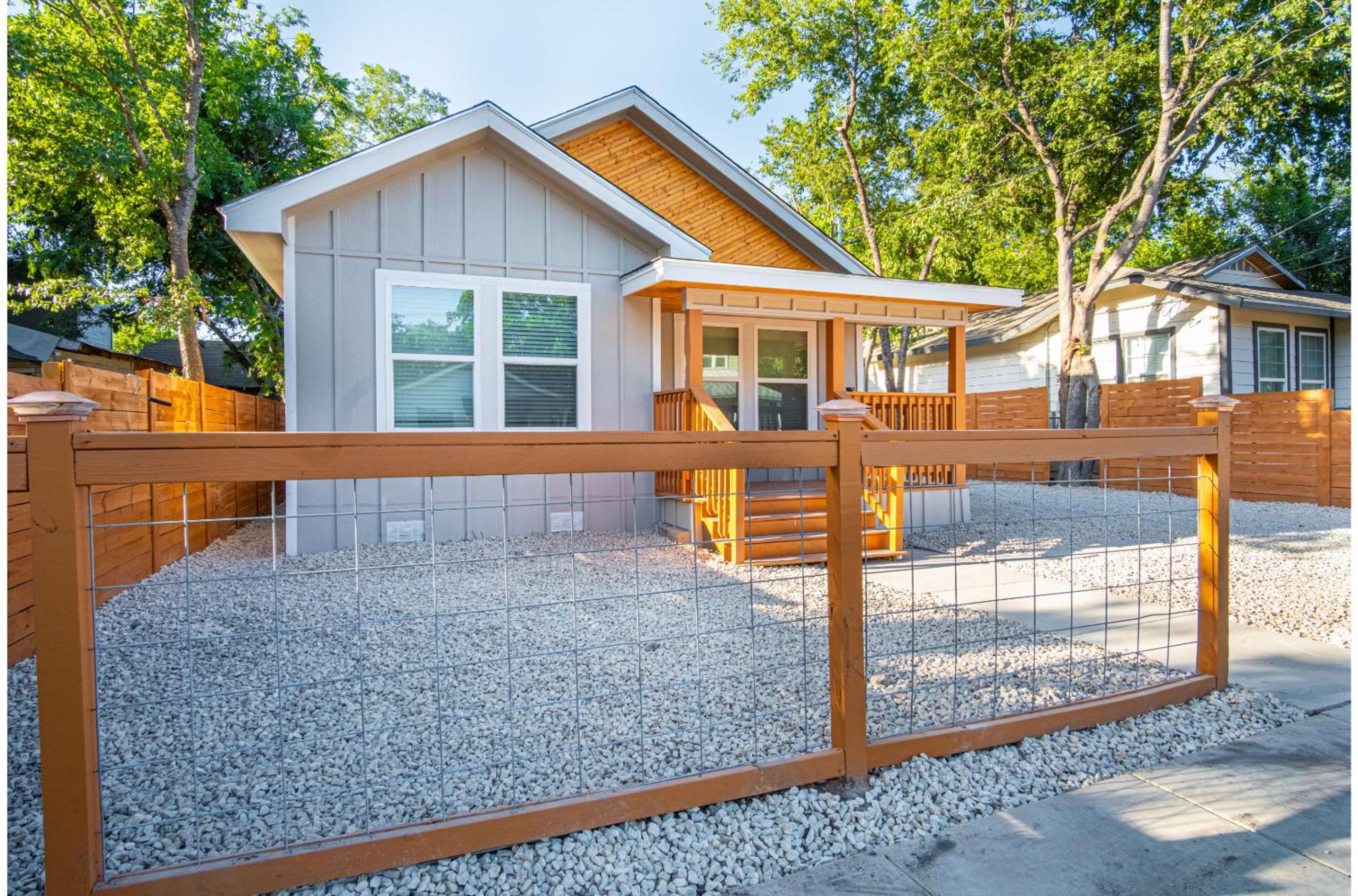 Four-Bedroom House - Photo 31