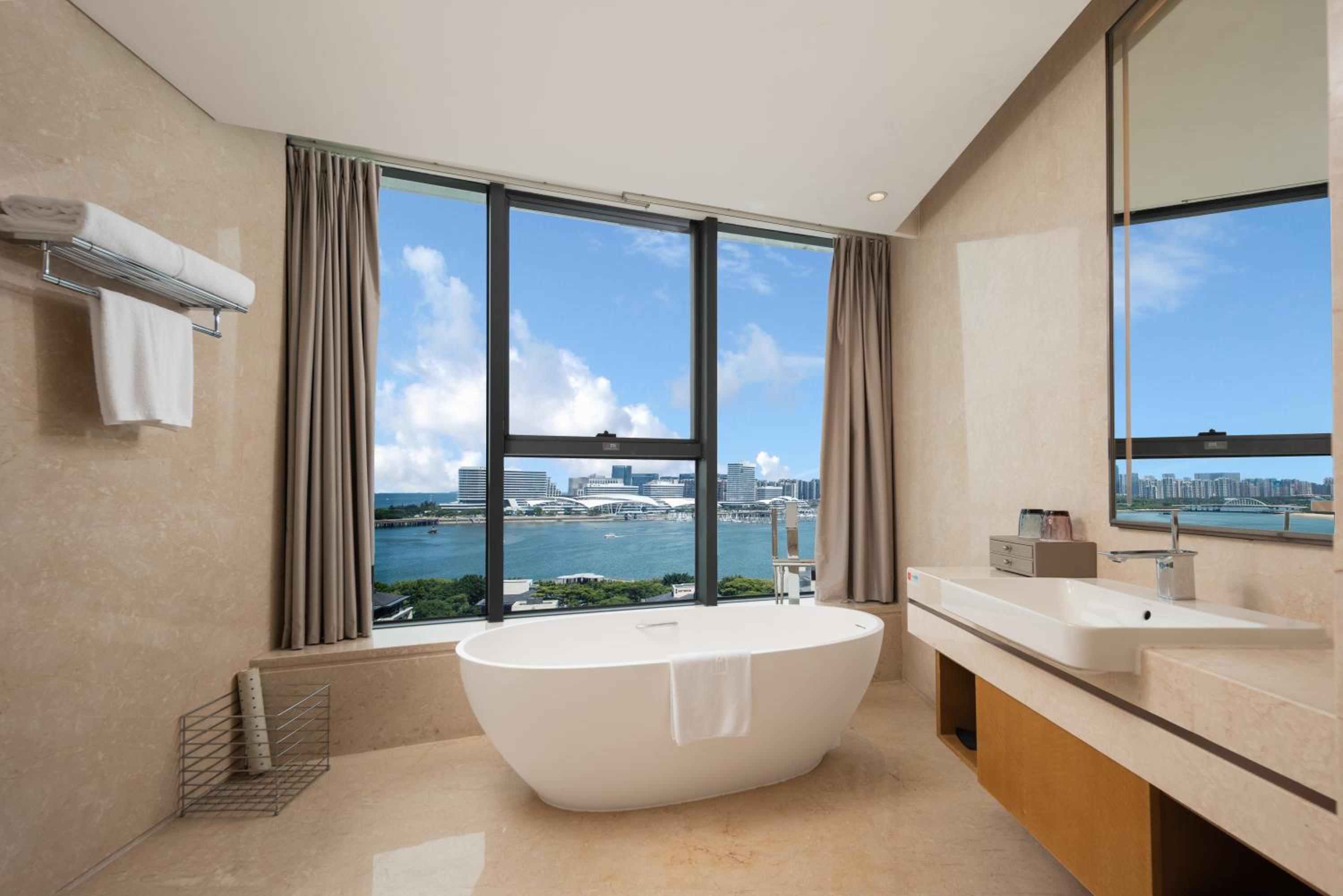 Deluxe Sea View King Room - Photo 6
