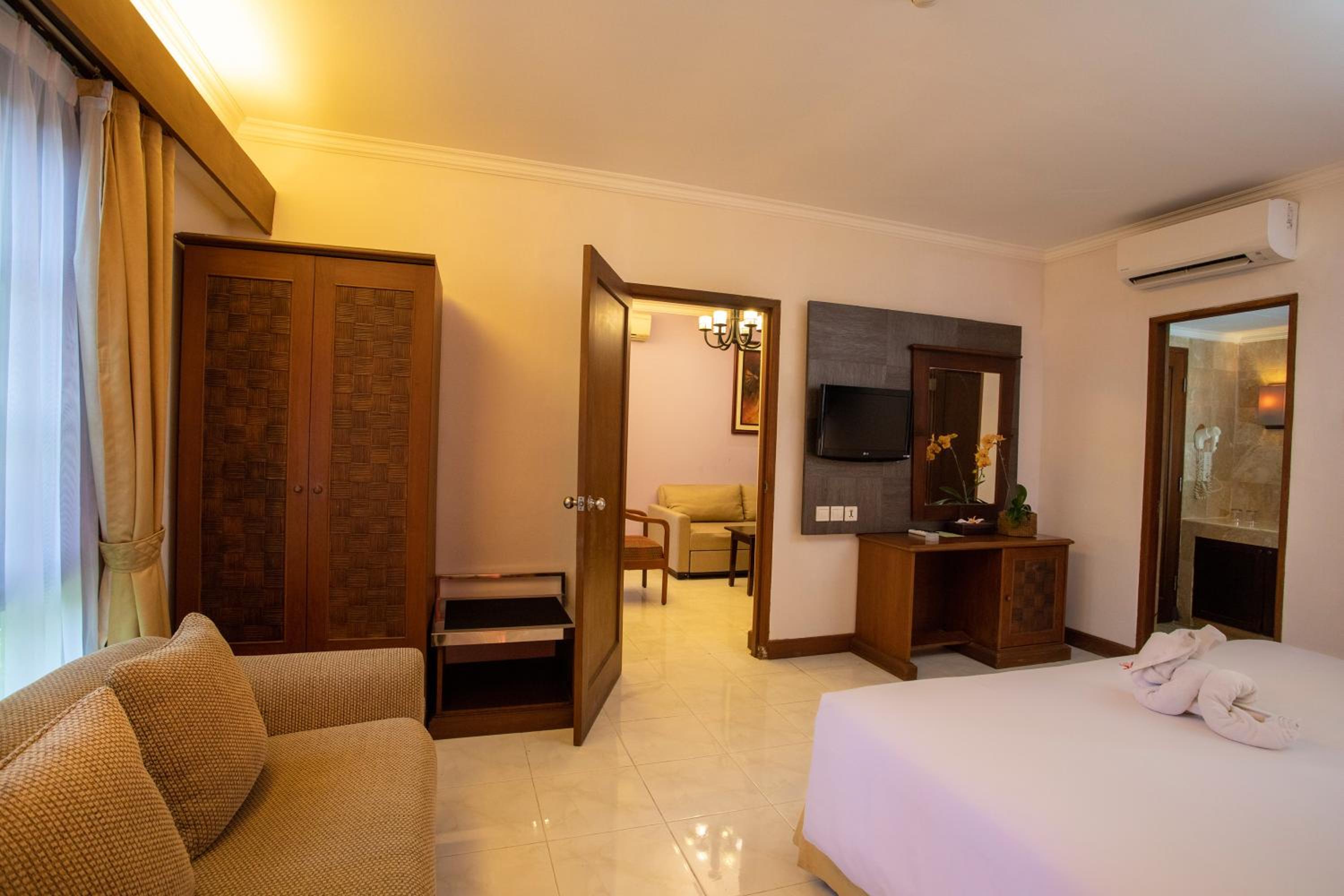 Junior Suite with Balcony - Photo 2