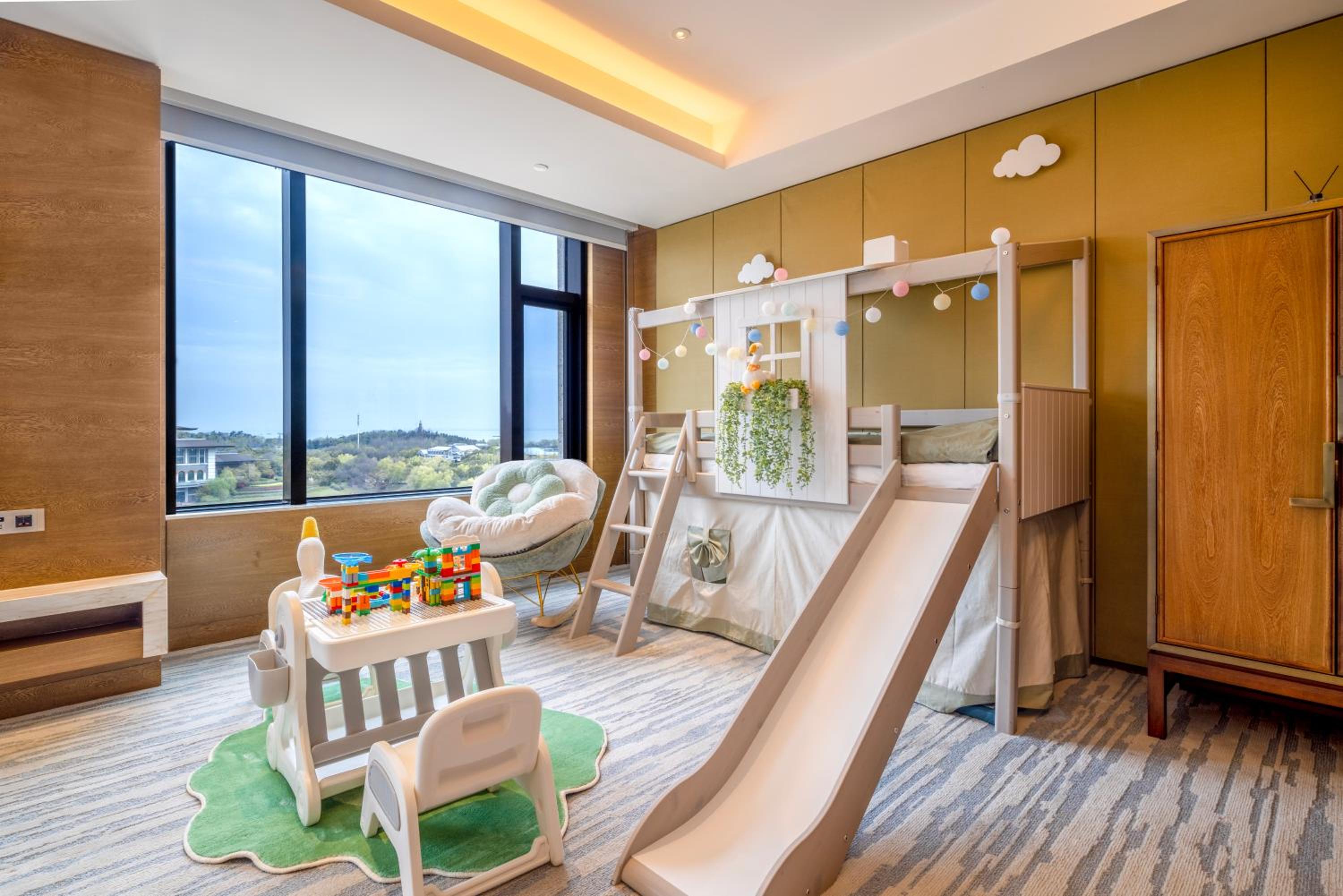 1 King Bed Premium Kid Theme