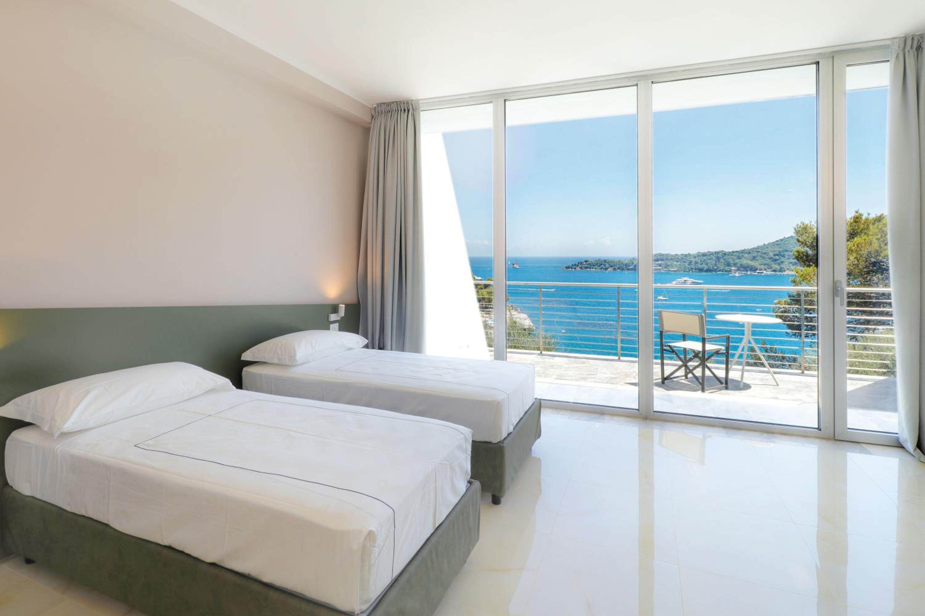 Deluxe Double Room with Balcony and Sea View - Photo 1