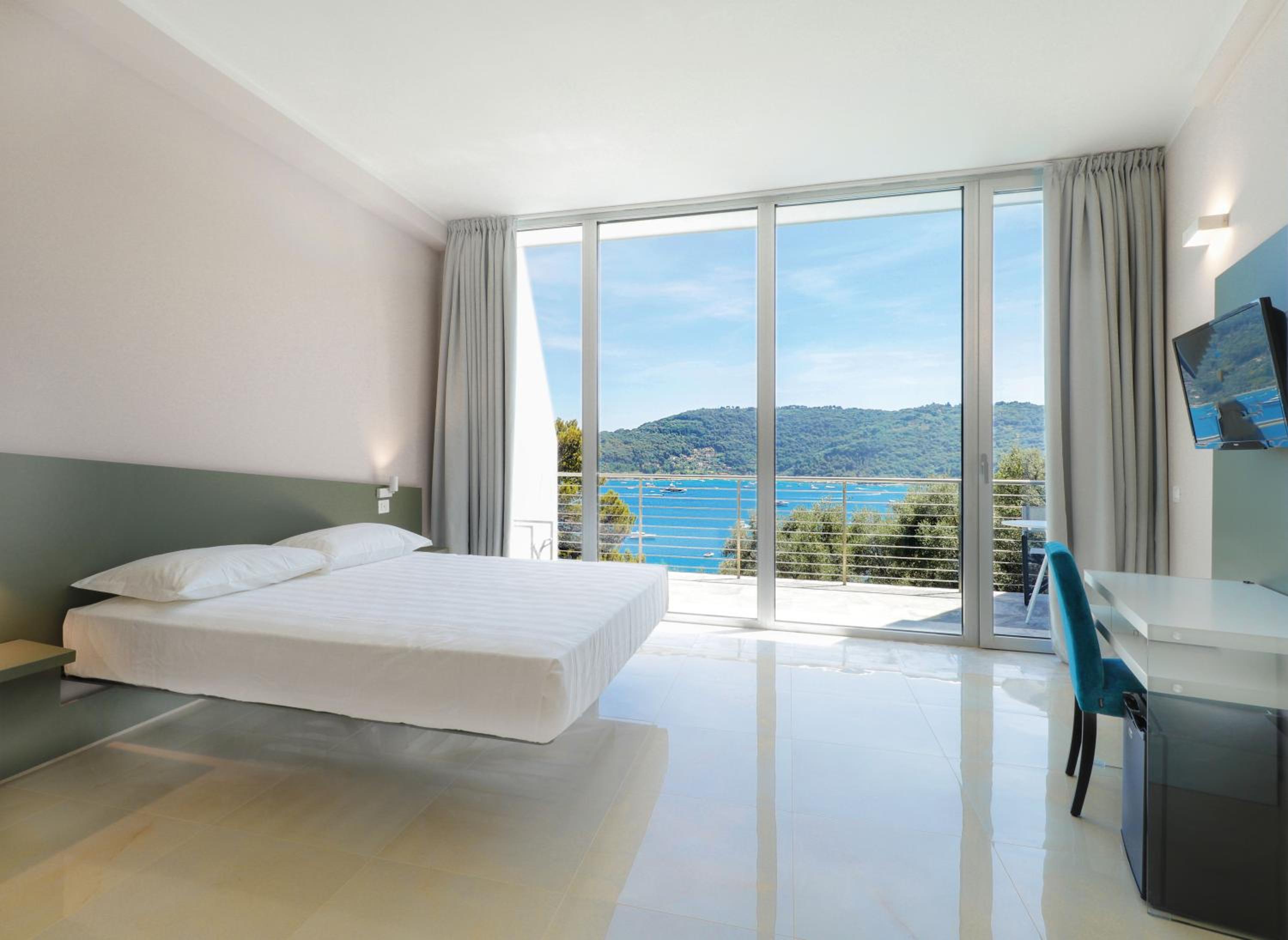 Junior Suite with Balcony and Sea View - Photo 1