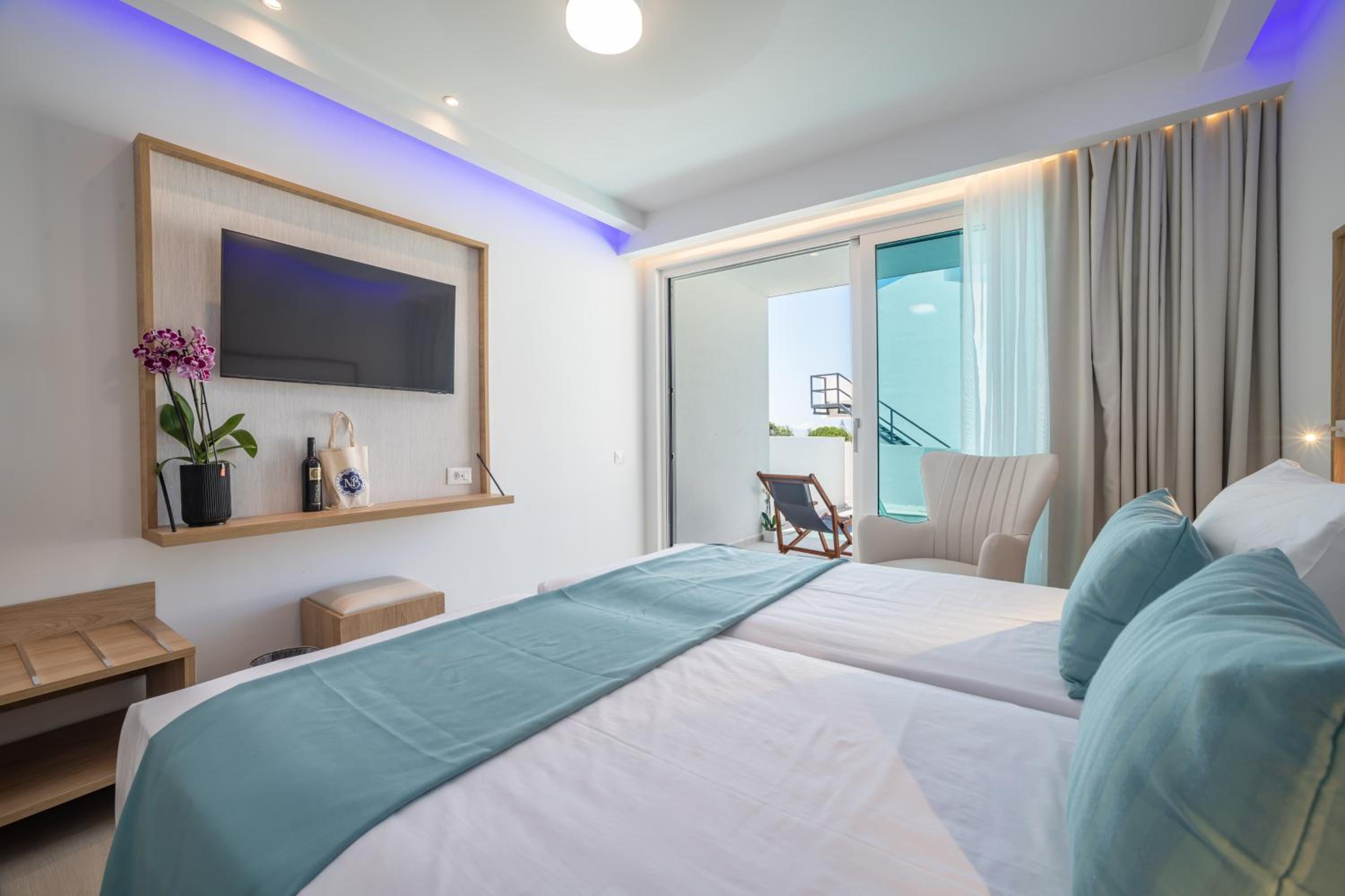 Deluxe Double or Twin Room with Sharing Pool