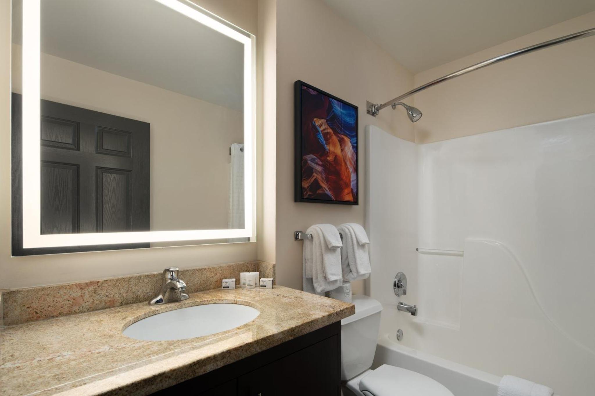 Queen Studio Suite - Photo 2