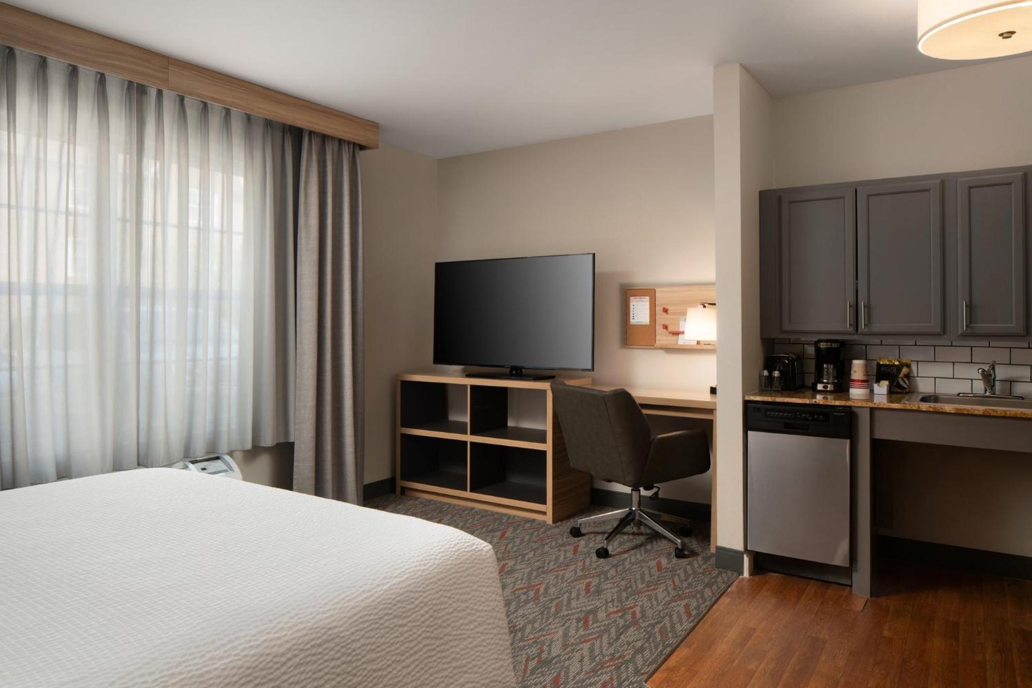 Queen Studio Suite - Photo 6