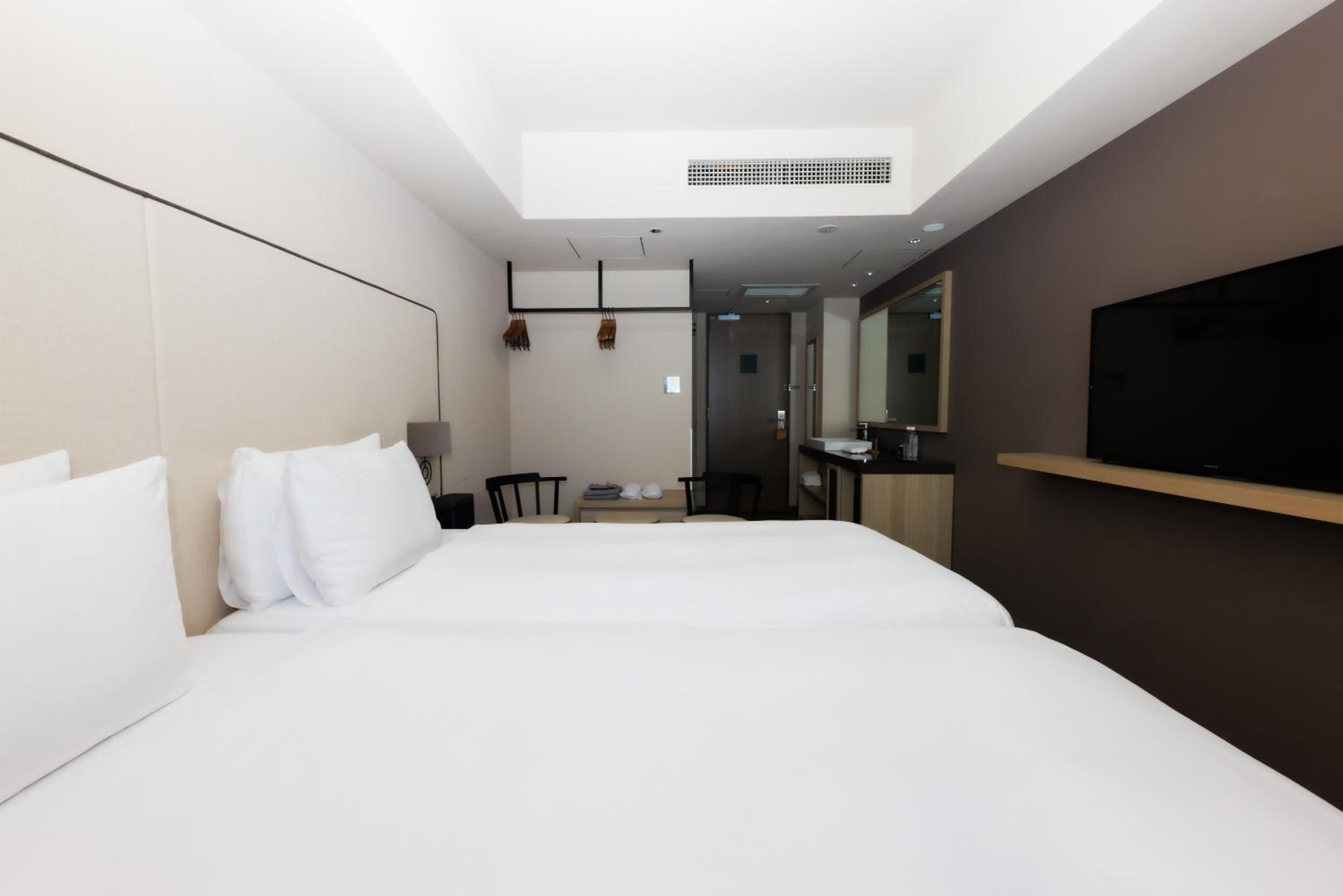 Standard Twin Room with Shower - Photo 5