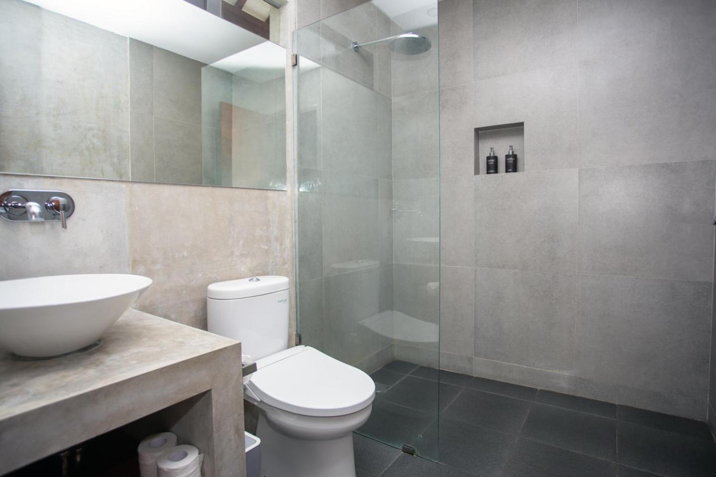 Standard Suite - Photo 3