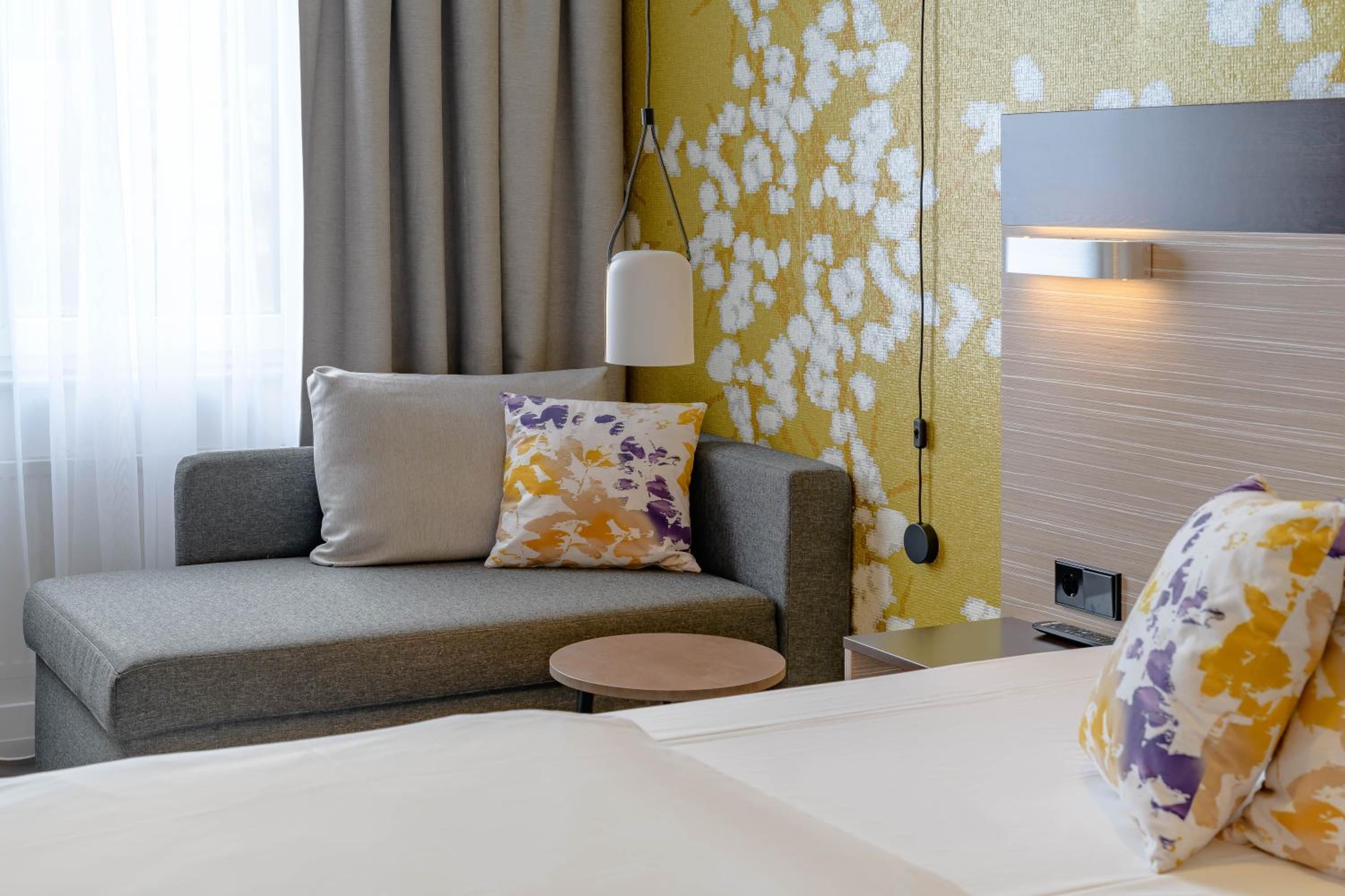 Double Room with Queen-size bed and Couch - Photo 3