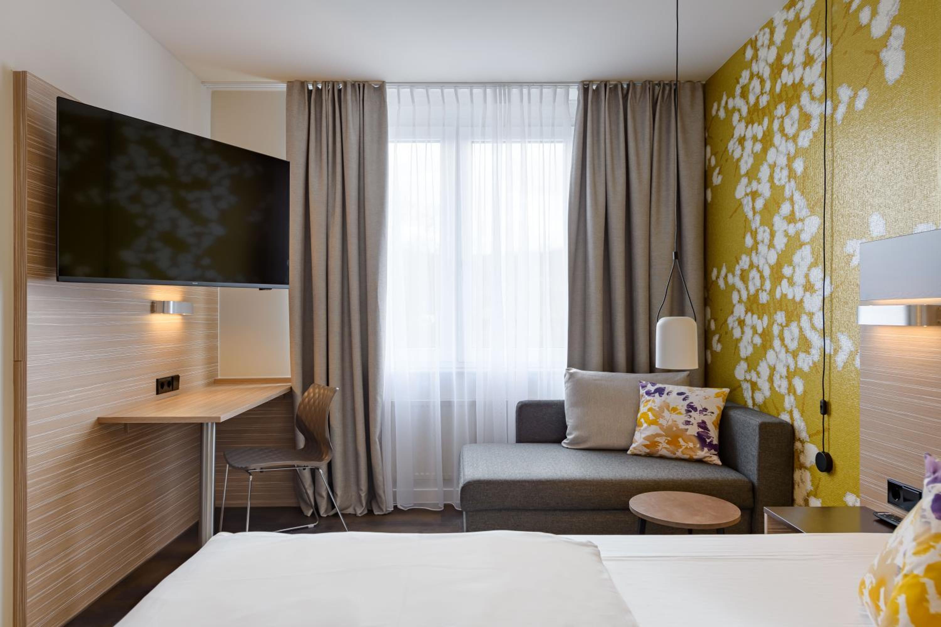 Double Room with Queen-size bed and Couch - Photo 1