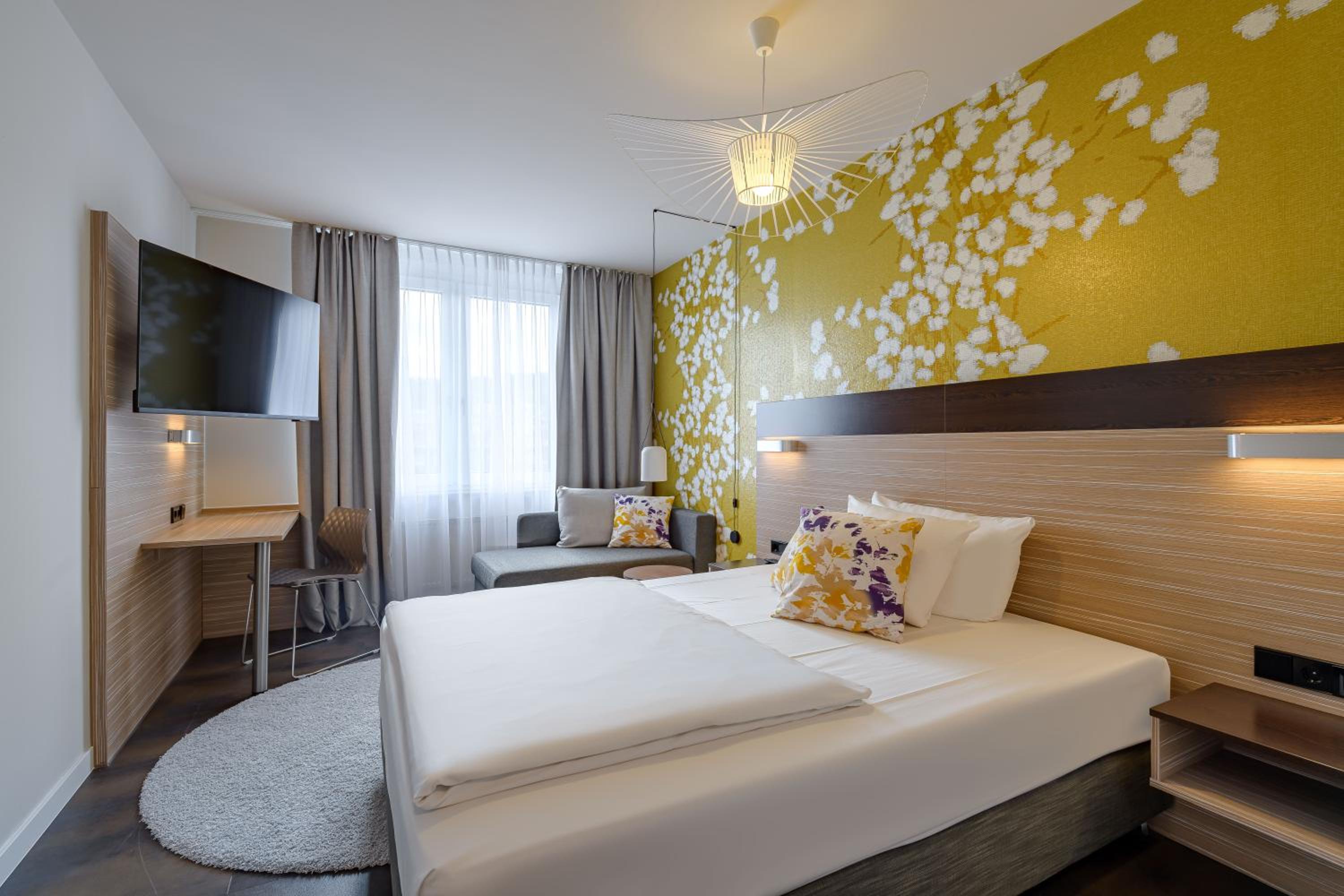 Double Room with Queen-size bed and Couch - Photo 2