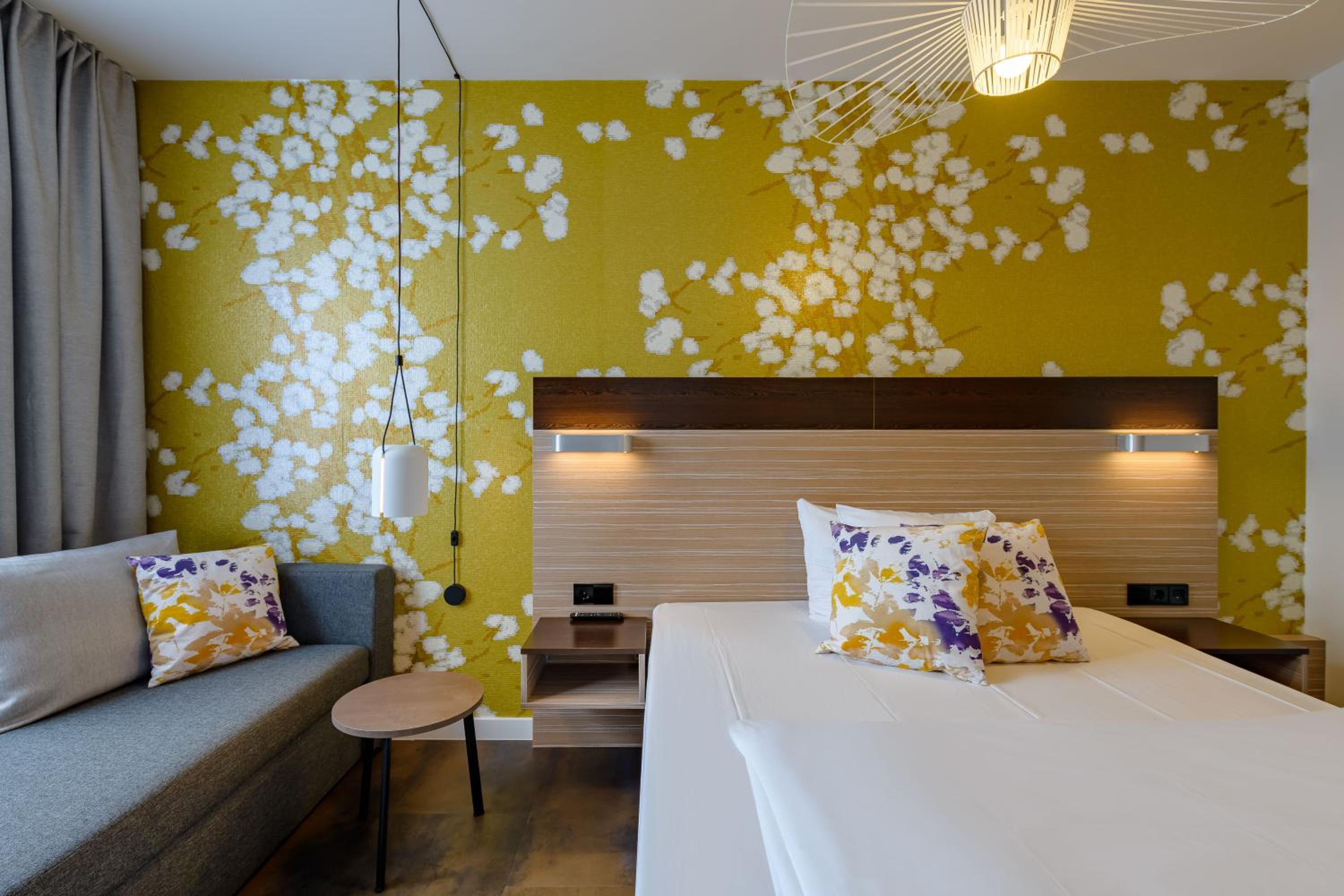 Double Room with Queen-size bed and Couch - Photo 5