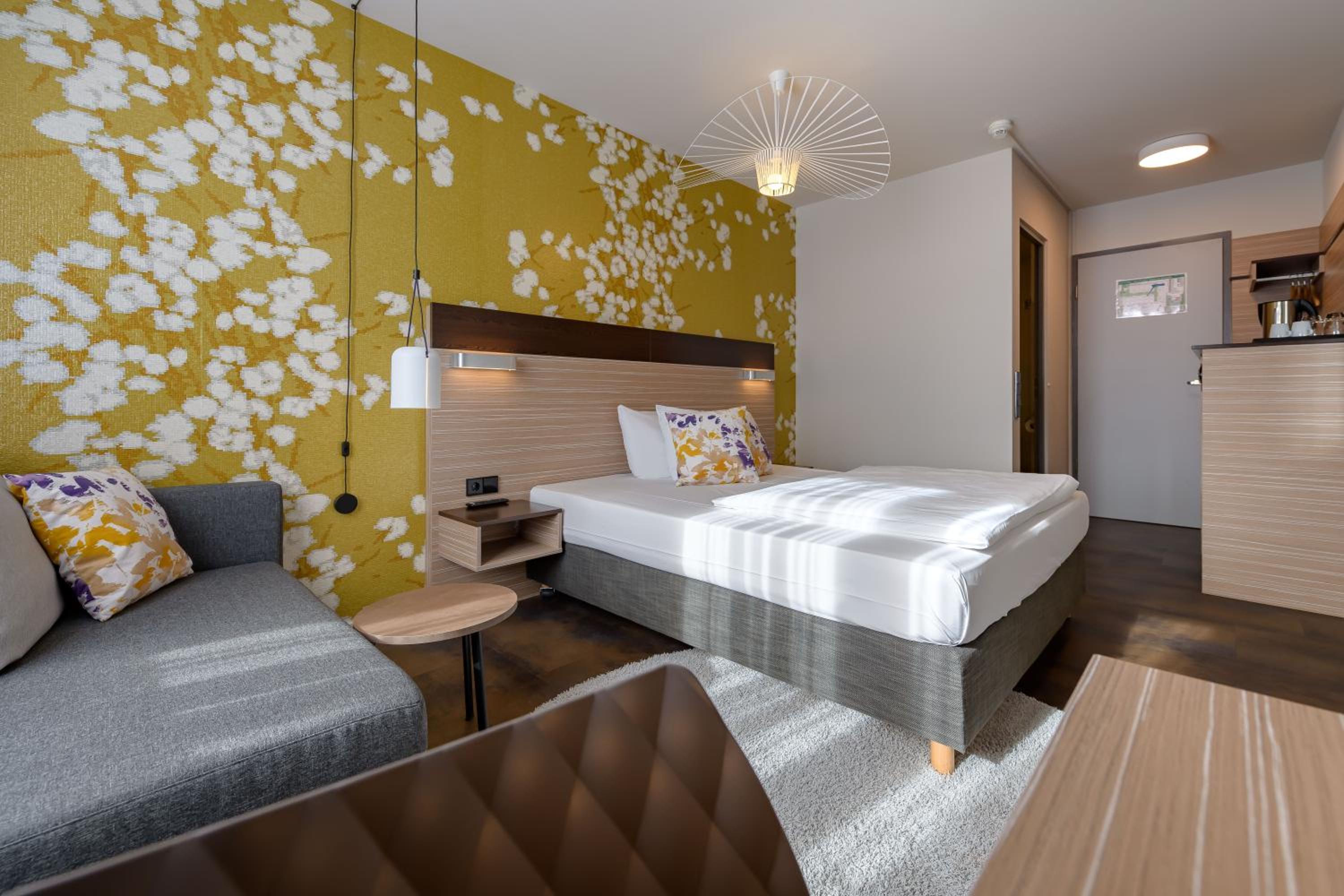 Double Room with Queen-size bed and Couch - Photo 4