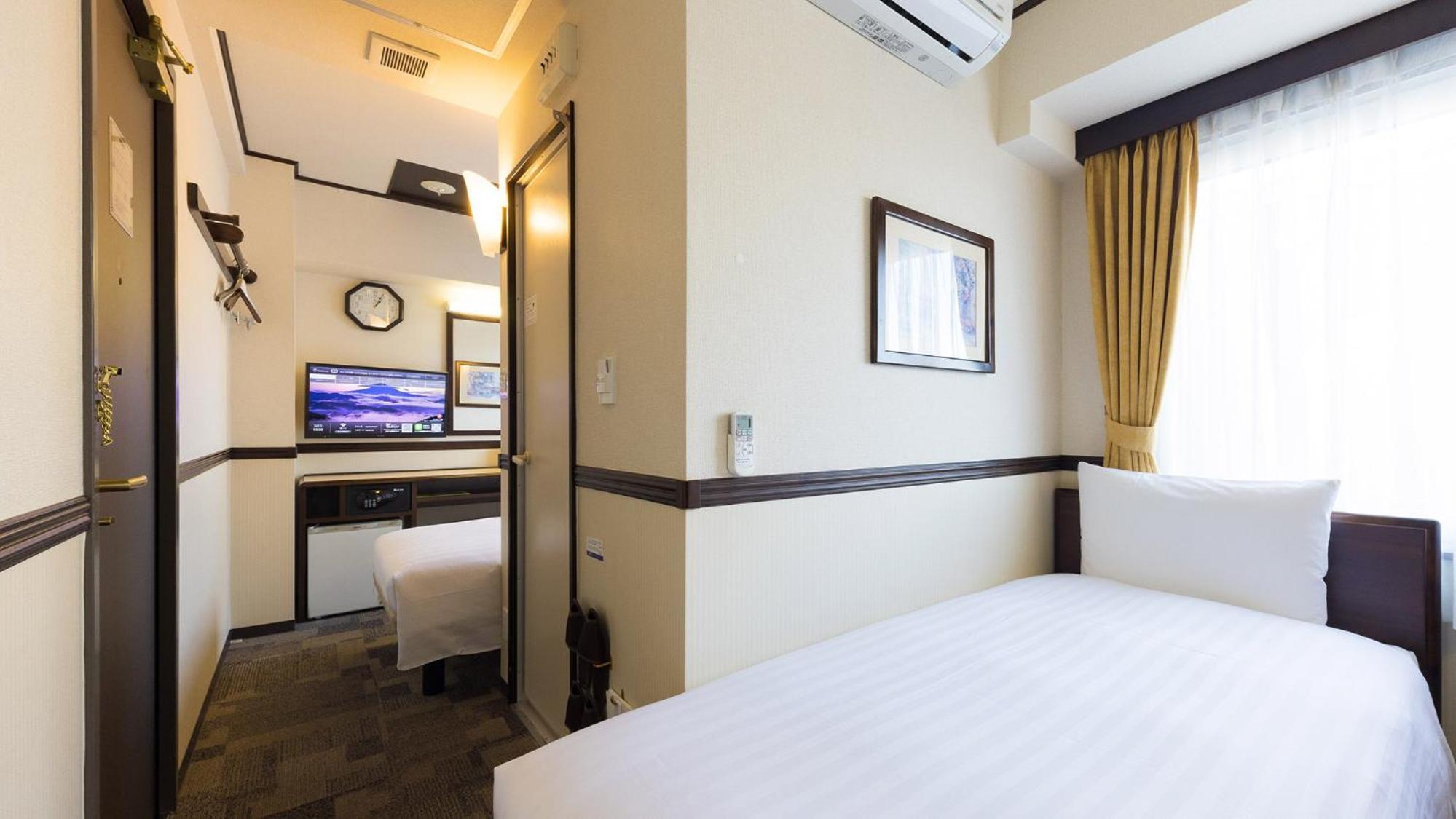 Standard Twin Room with a Shower & Bath Room between Beds - Smoking