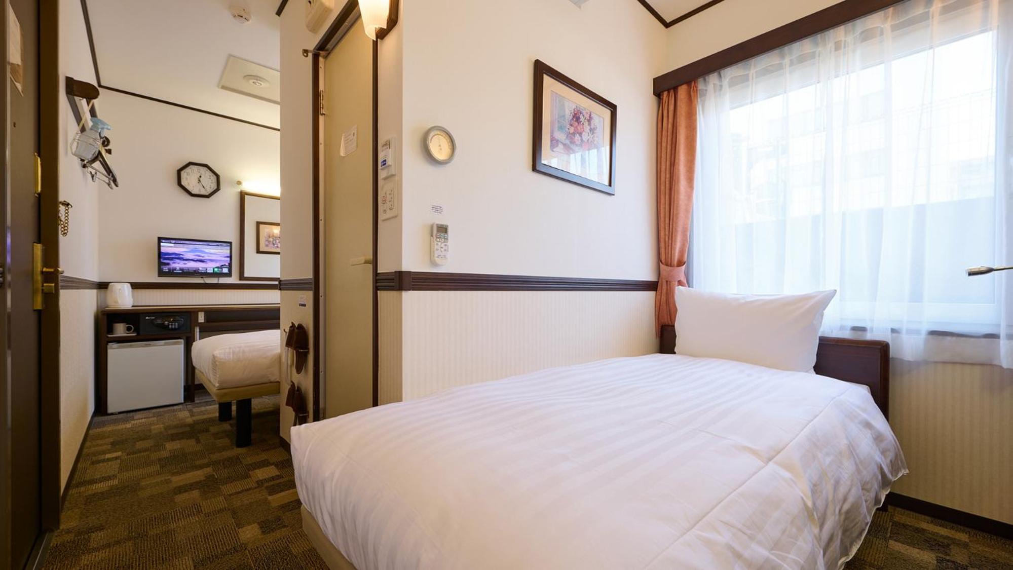 Standard Twin Room with a Shower & Bath Room between Beds - Non-Smoking, photo 6