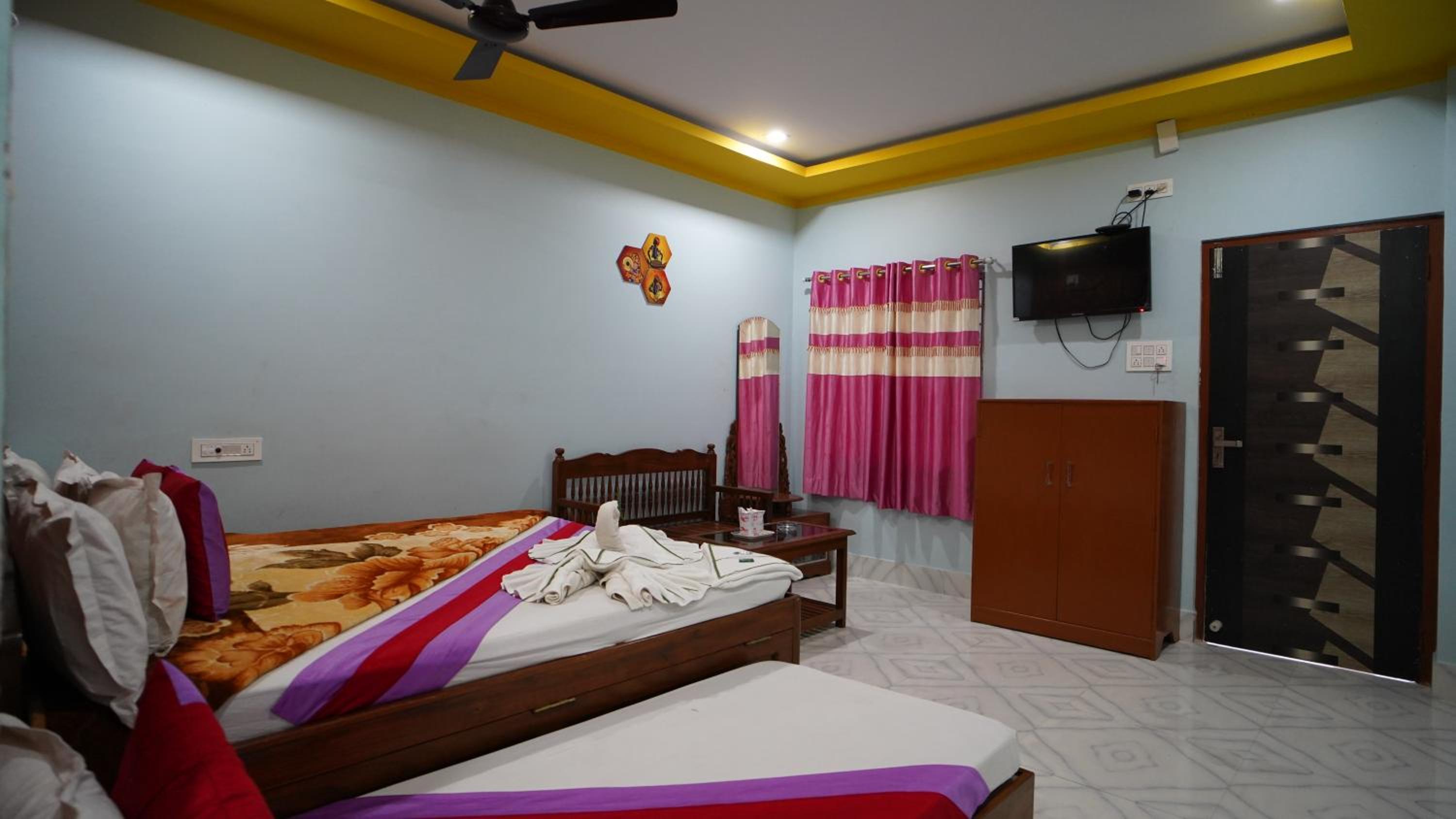 Deluxe Double Room (2 Adults + 1 Child) photo 2