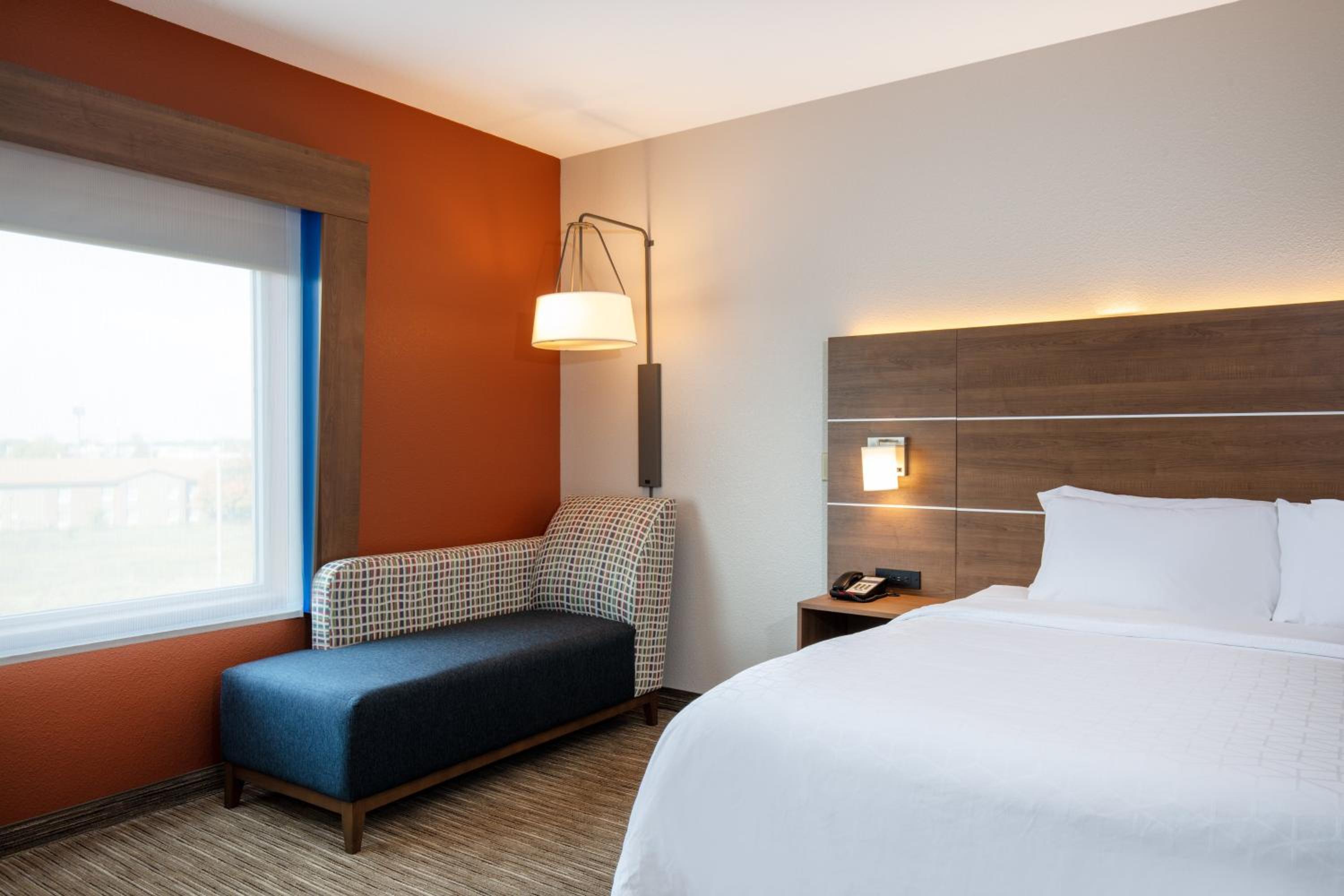 Standard King Room - Photo 5