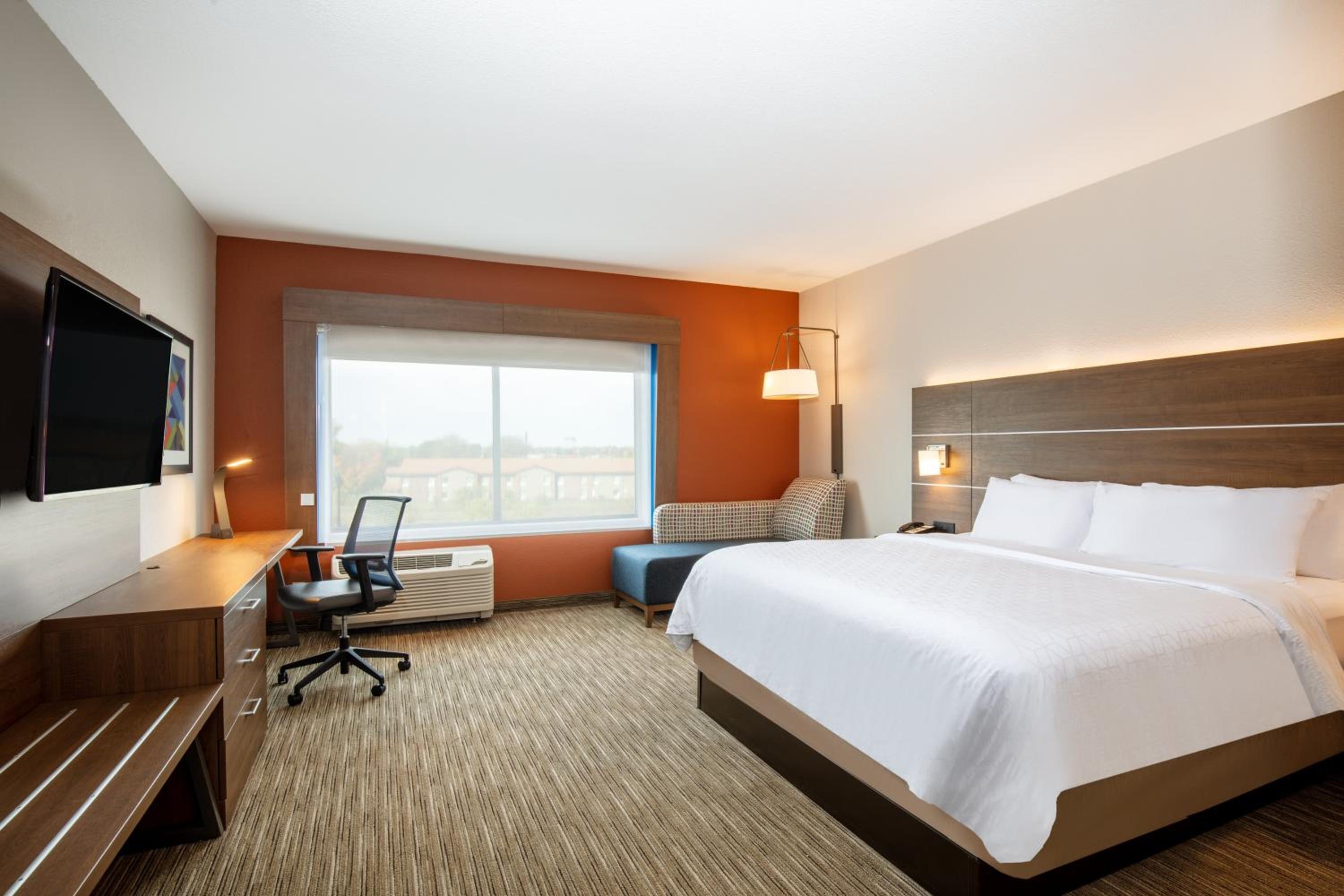 Standard King Room - Photo 9