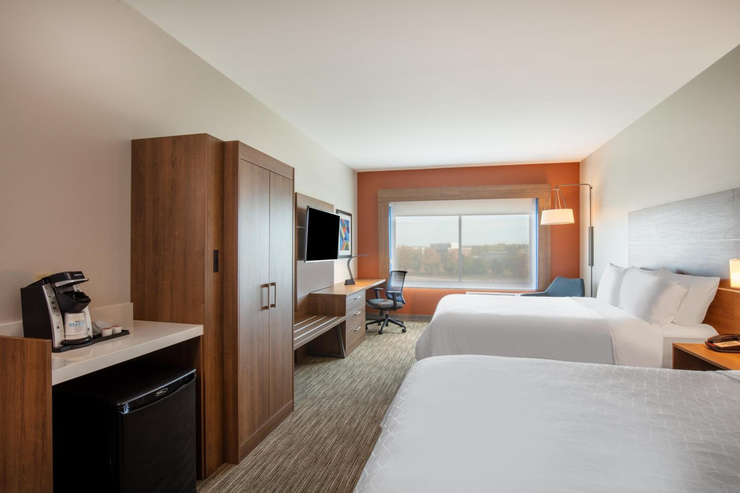 Standard Room with Two Queen Beds - Photo 6