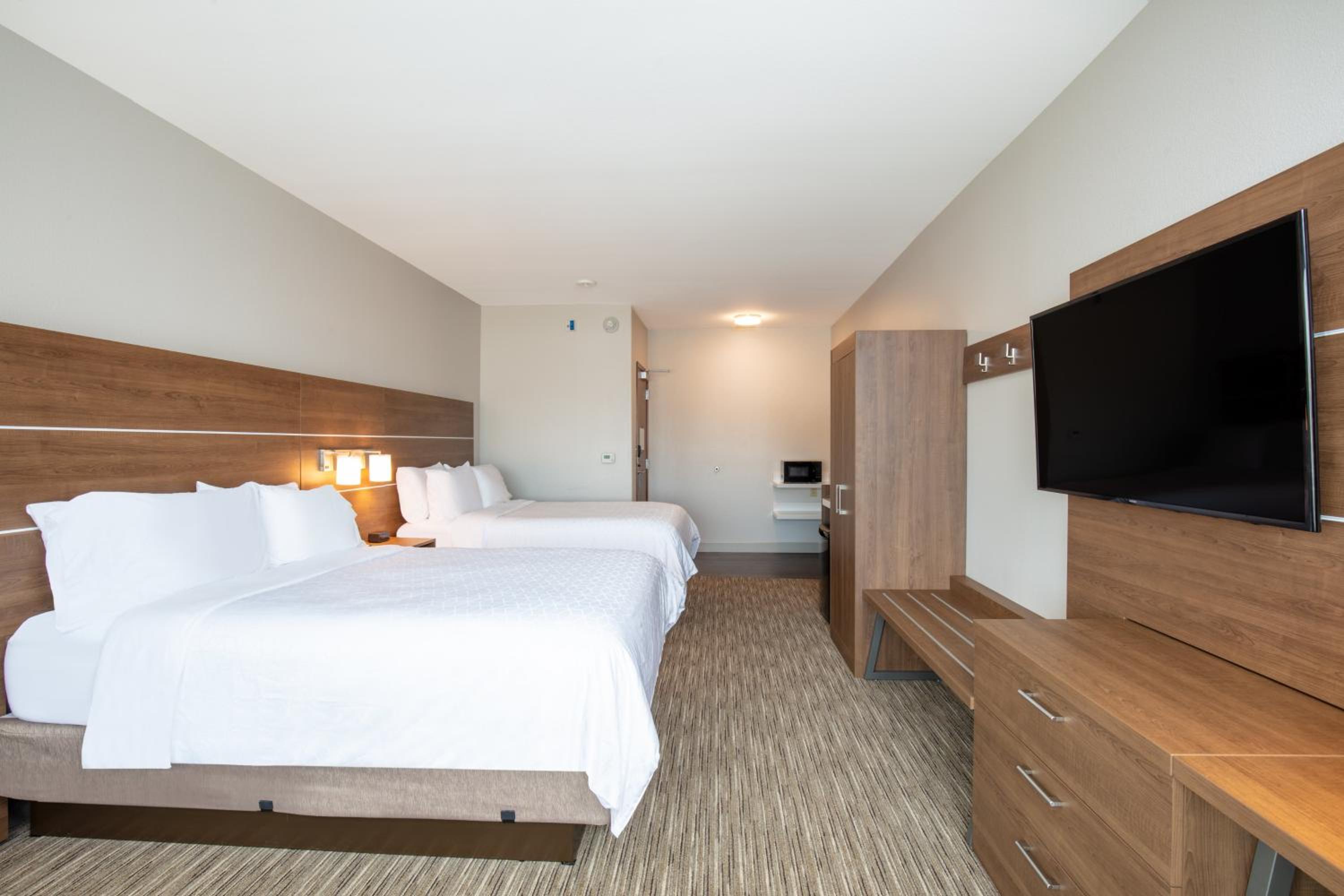 Standard Room with Two Queen Beds - Photo 7