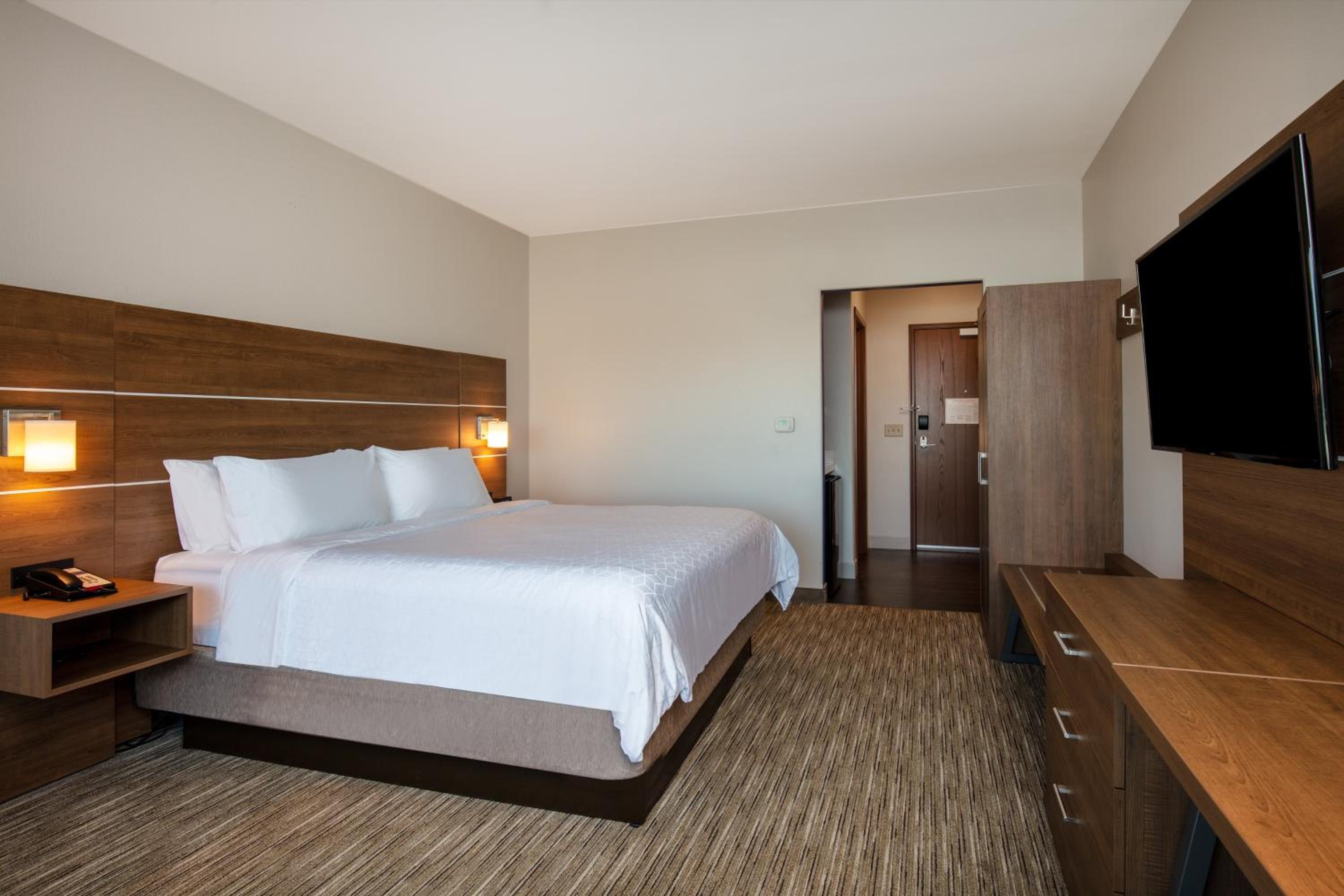 Standard King Room - Photo 7