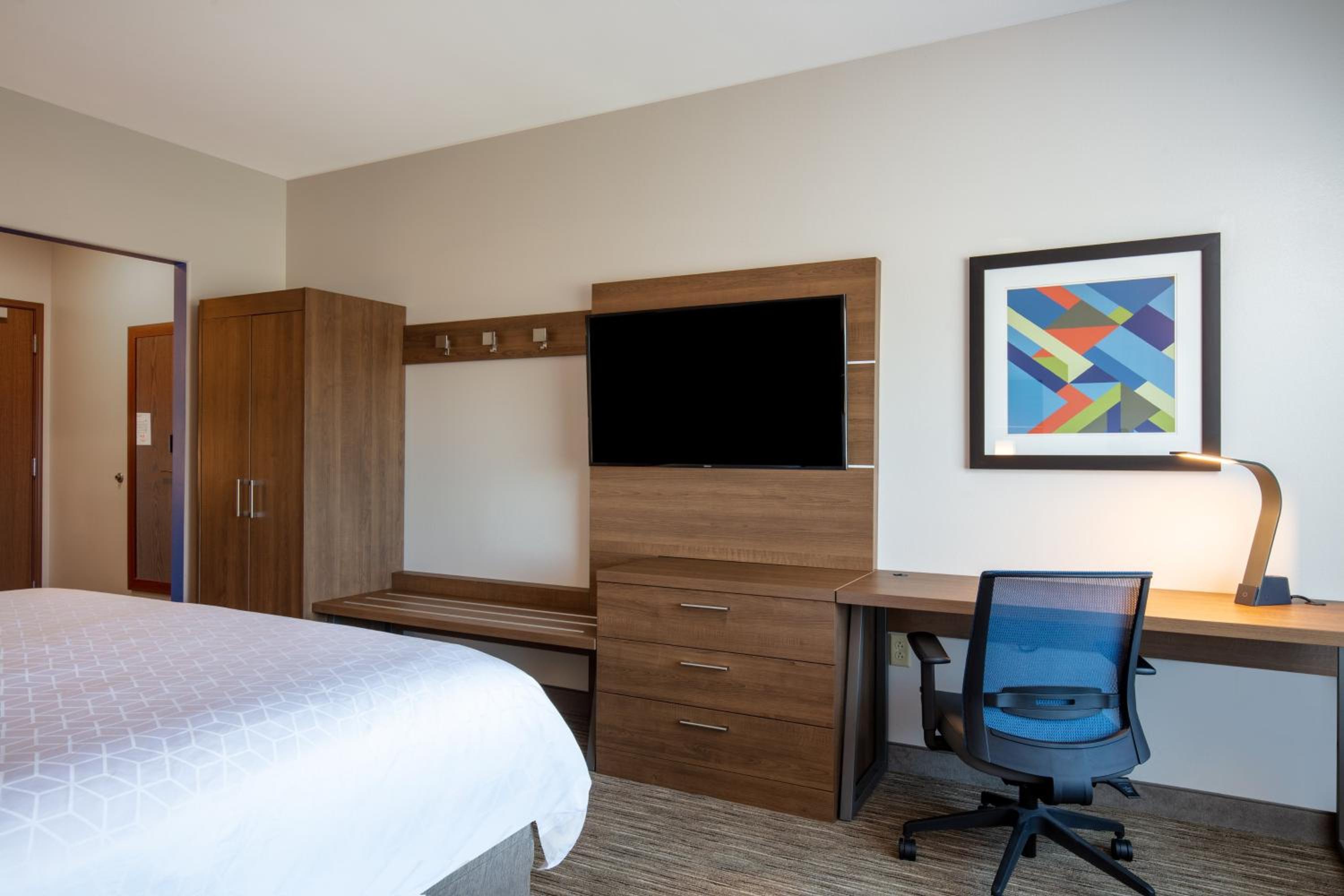 Standard King Room - Photo 8