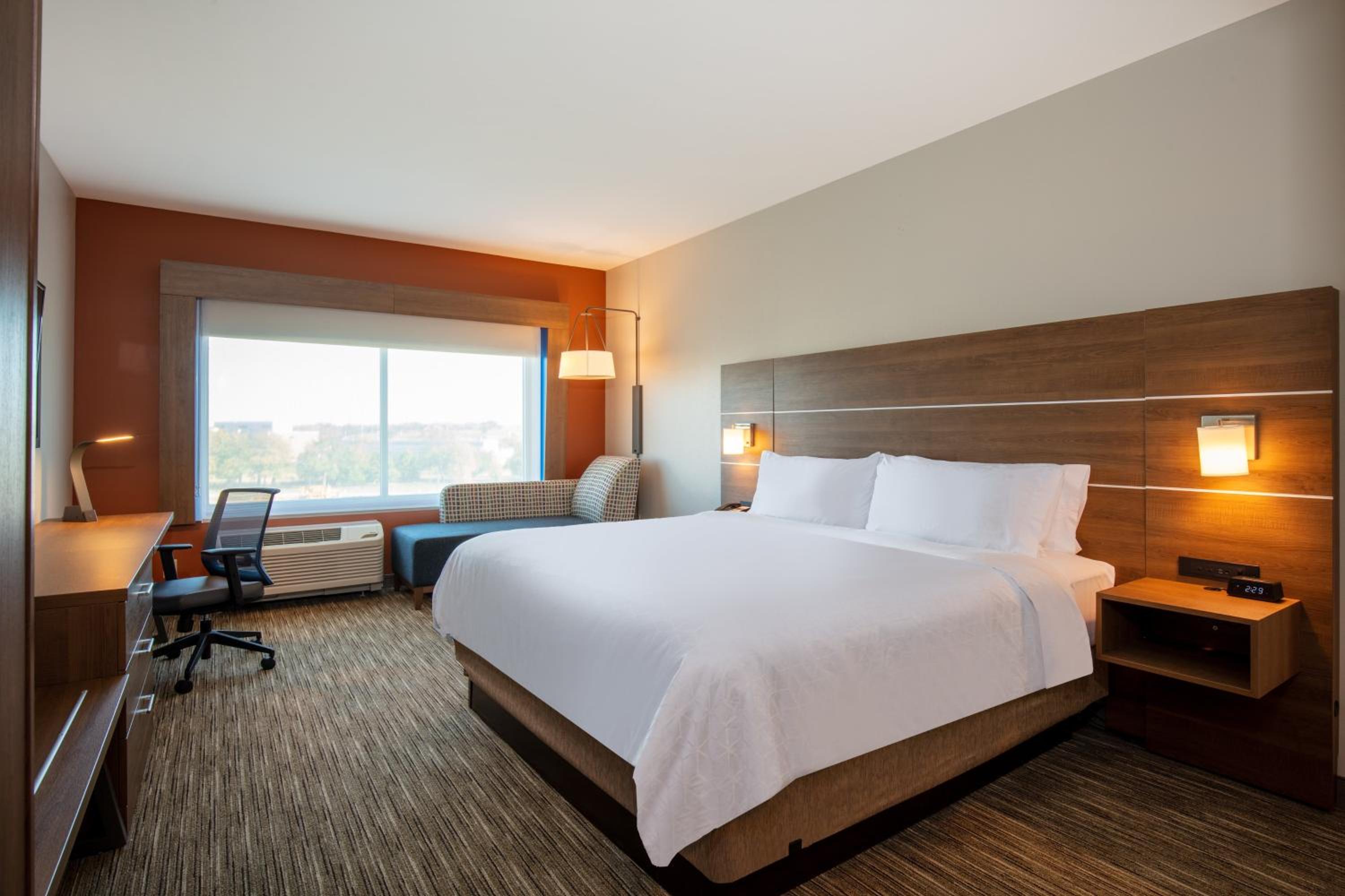 Standard King Room - Photo 6