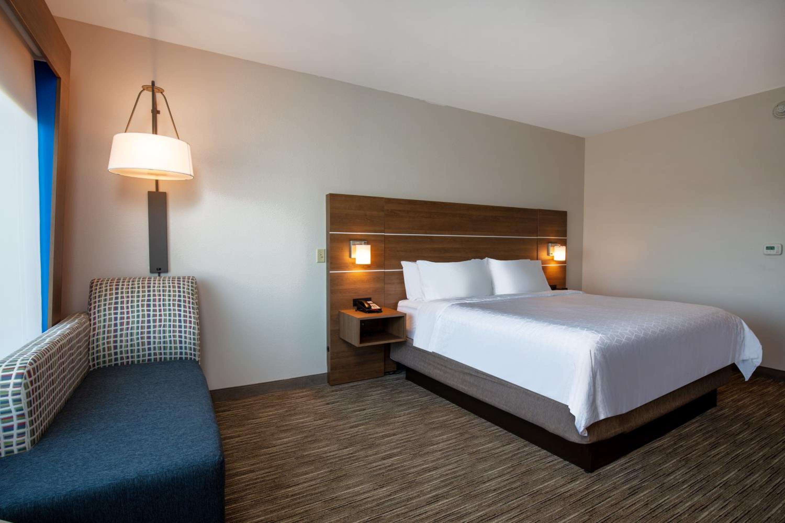 Standard King Room - Photo 4
