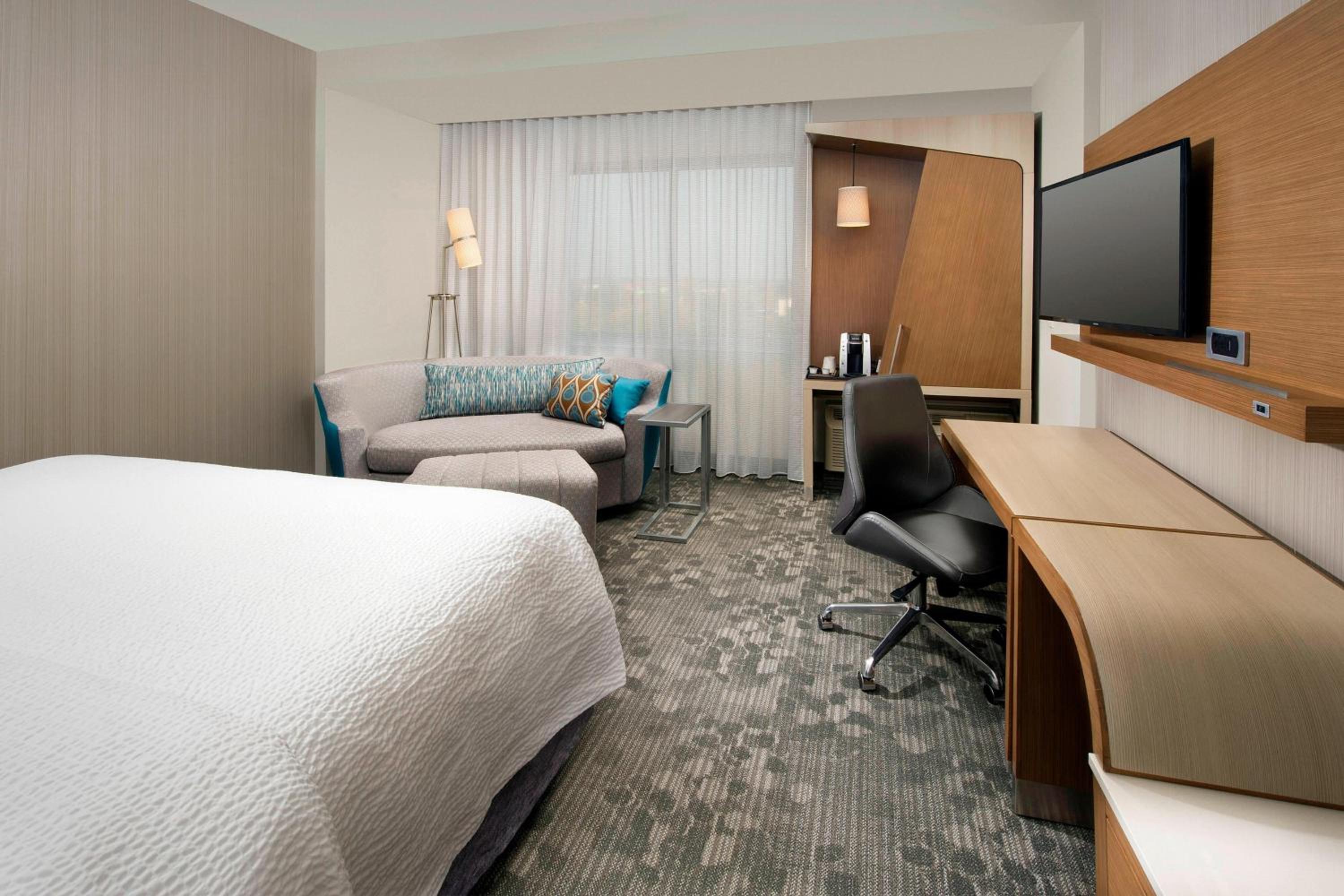 King Room with Sofa Bed - Hearing Accessible photo 2