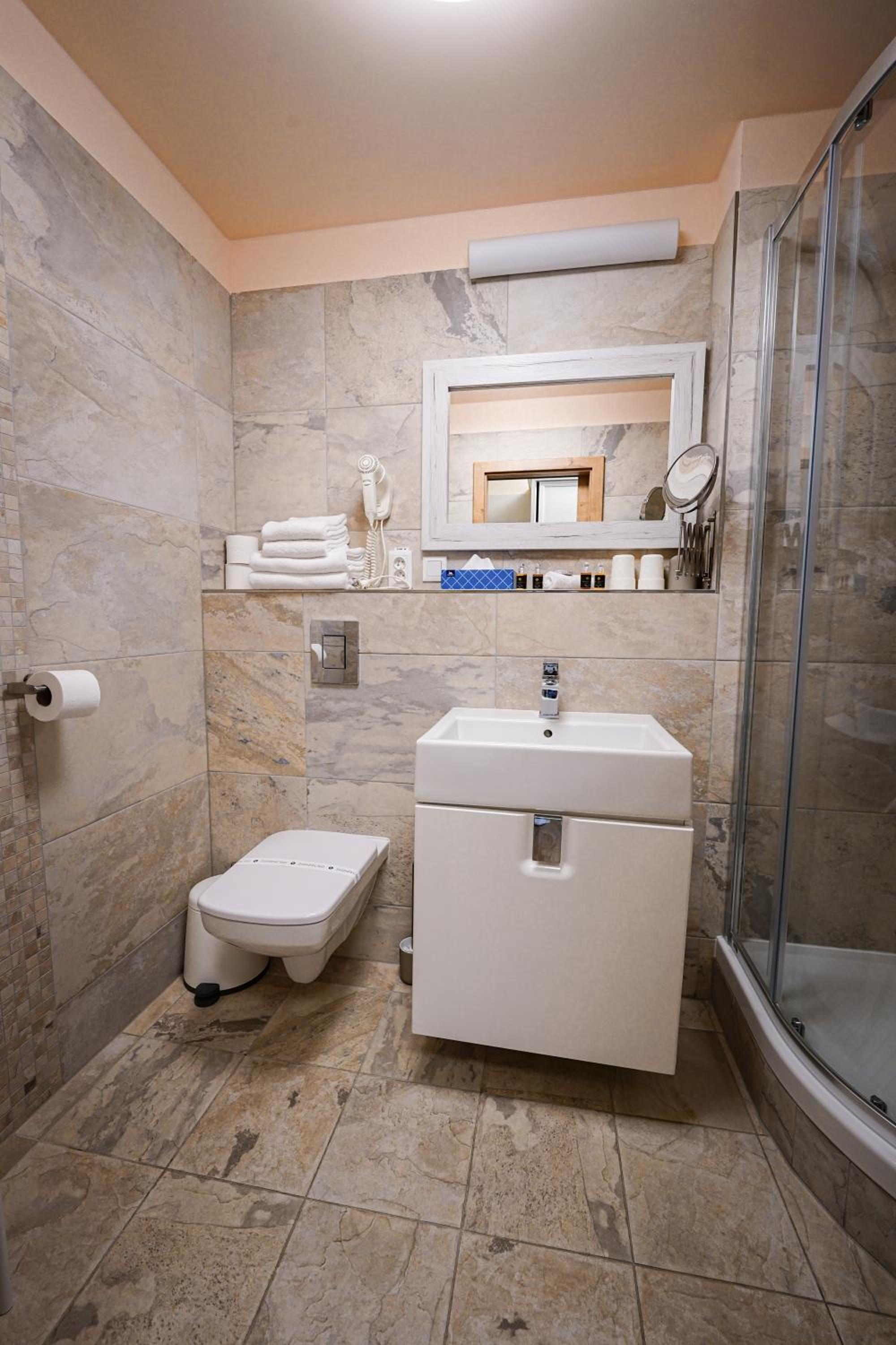Deluxe Double or Twin Room - Photo 10