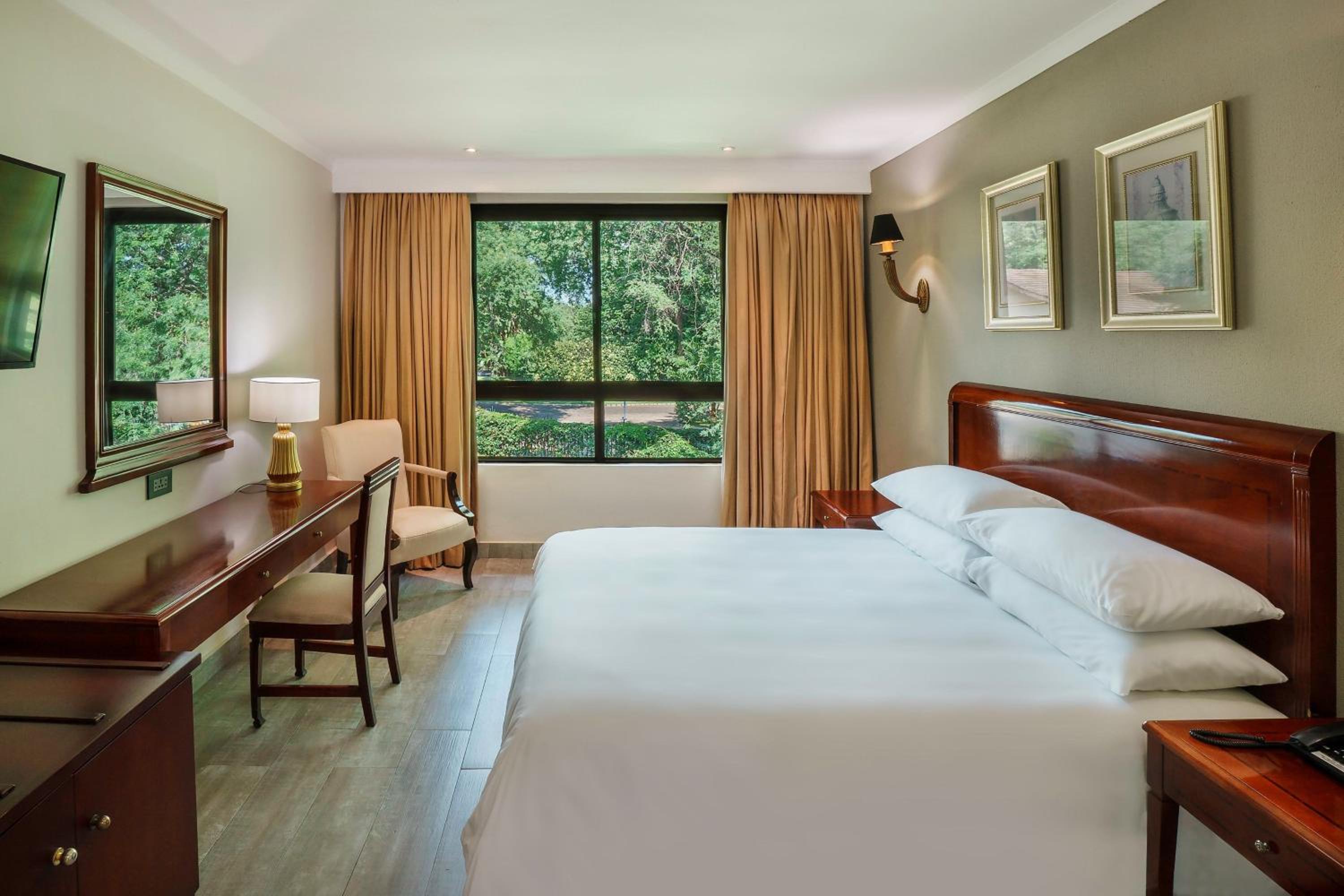 Guest room, 1 King, Pool and Garden view