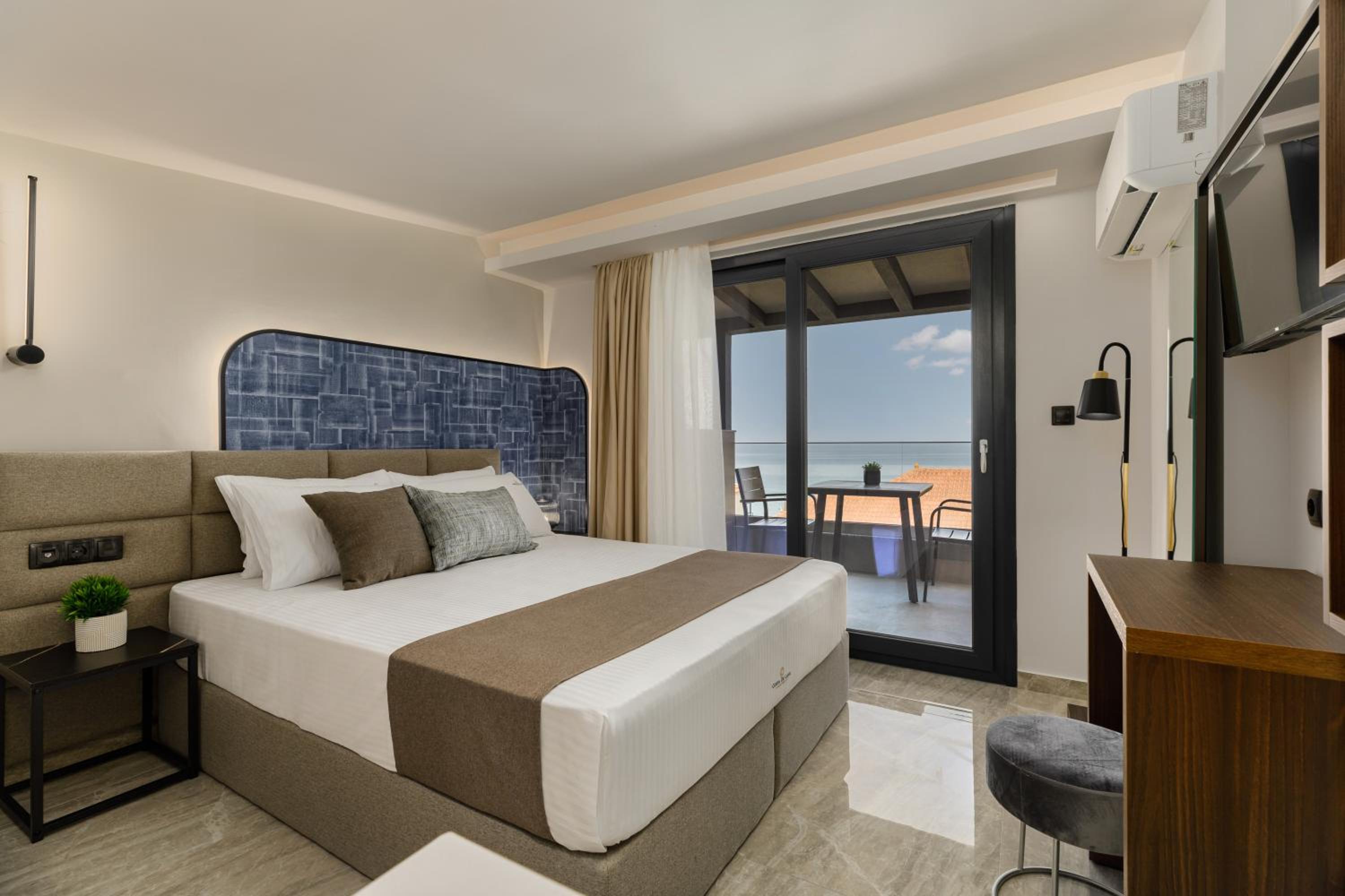 Deluxe Suite with Sea View photo 1