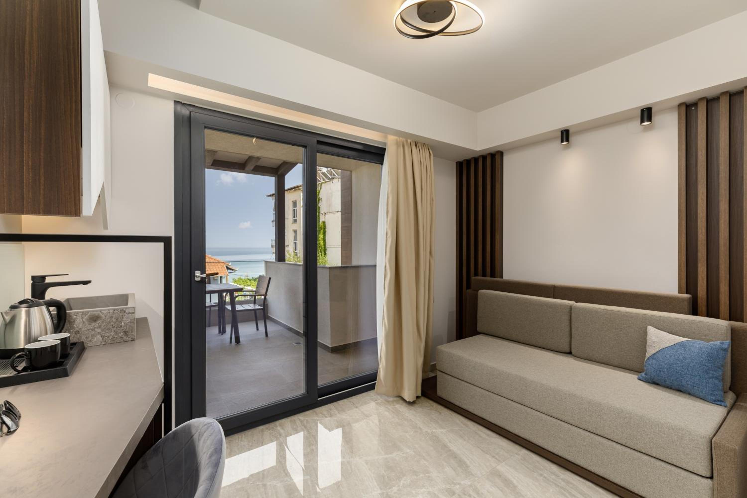 Deluxe Suite with Sea View photo 3