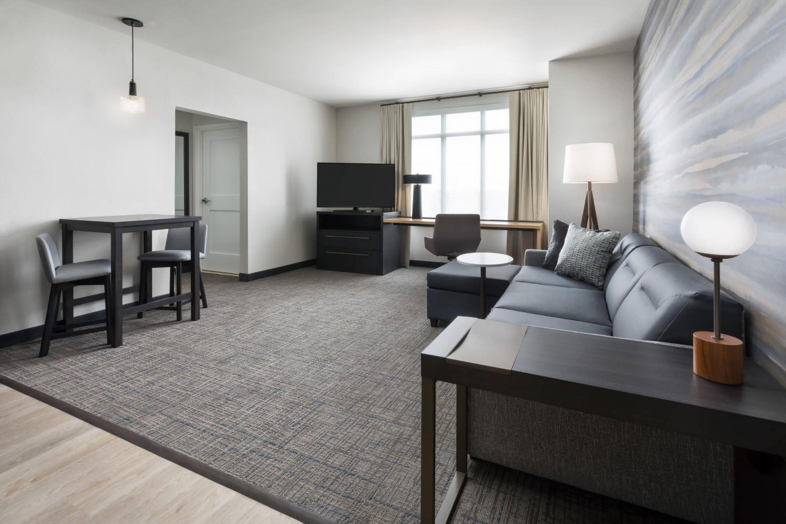 1 Bedroom Suite, 1 King, Sofa bed - Photo 7