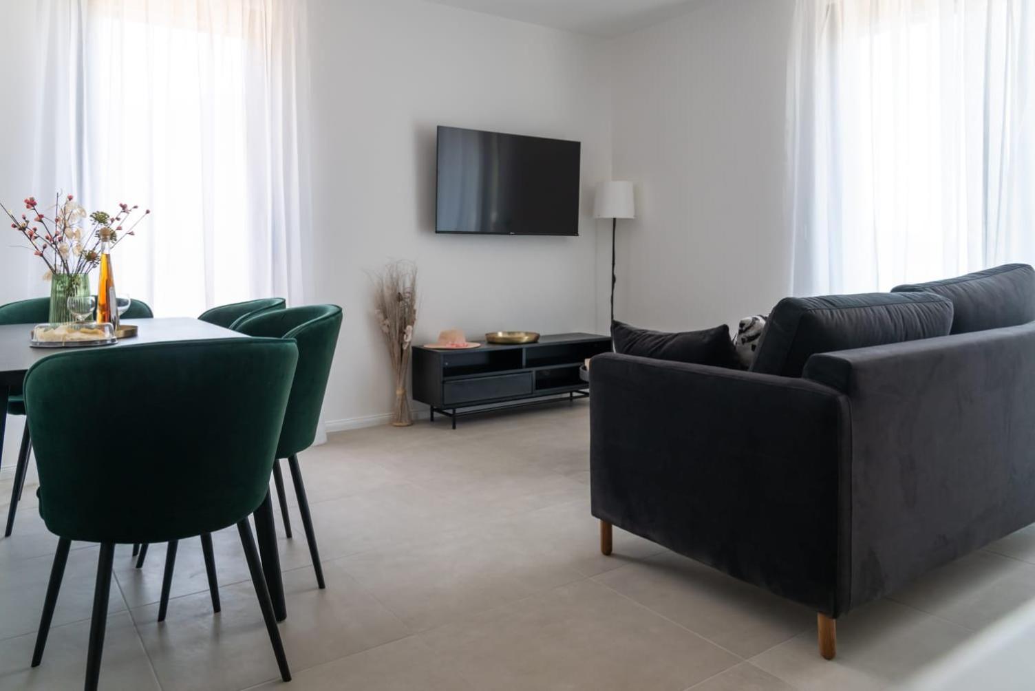 One-Bedroom Apartment photo 1