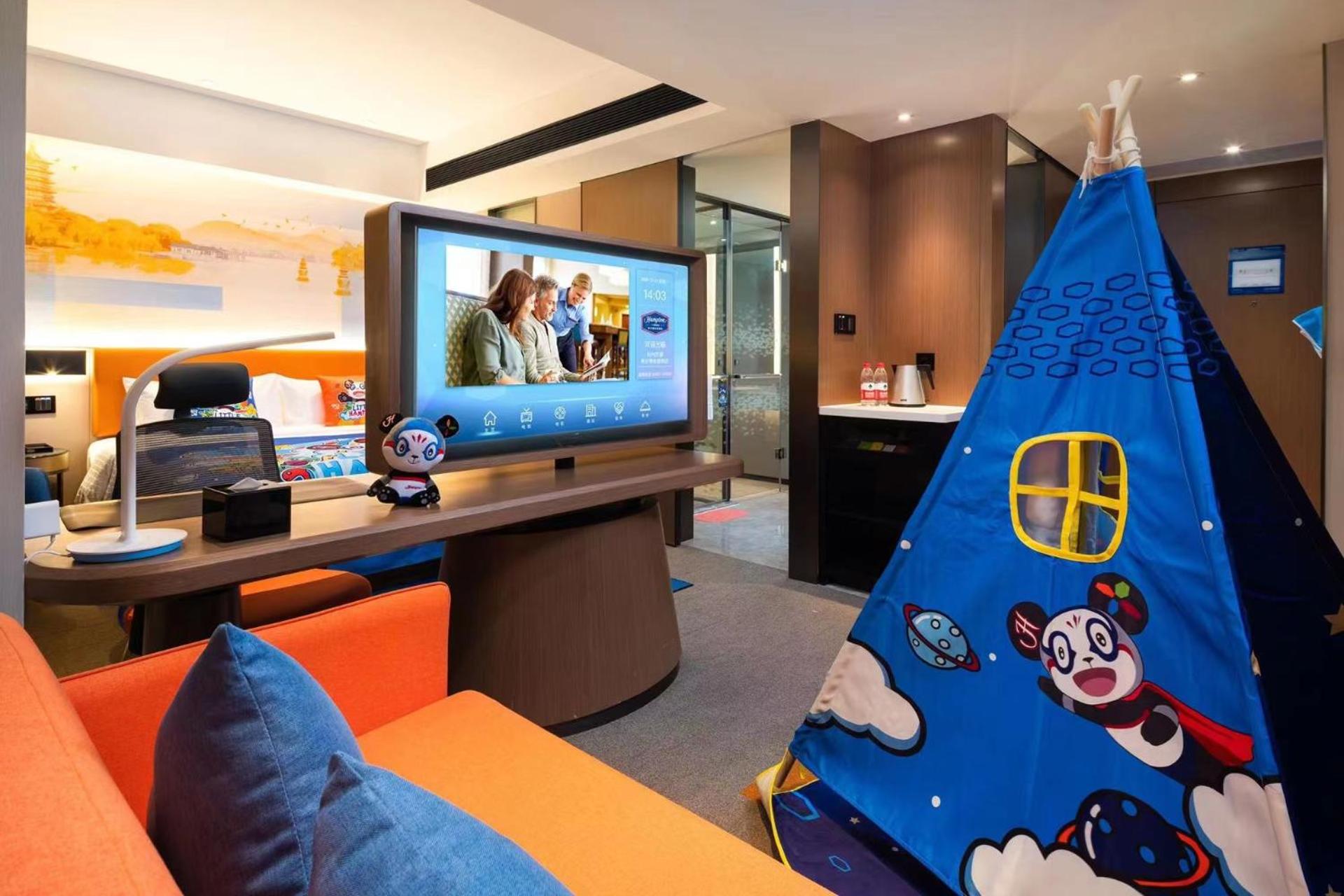 Superior Family Room photo 1