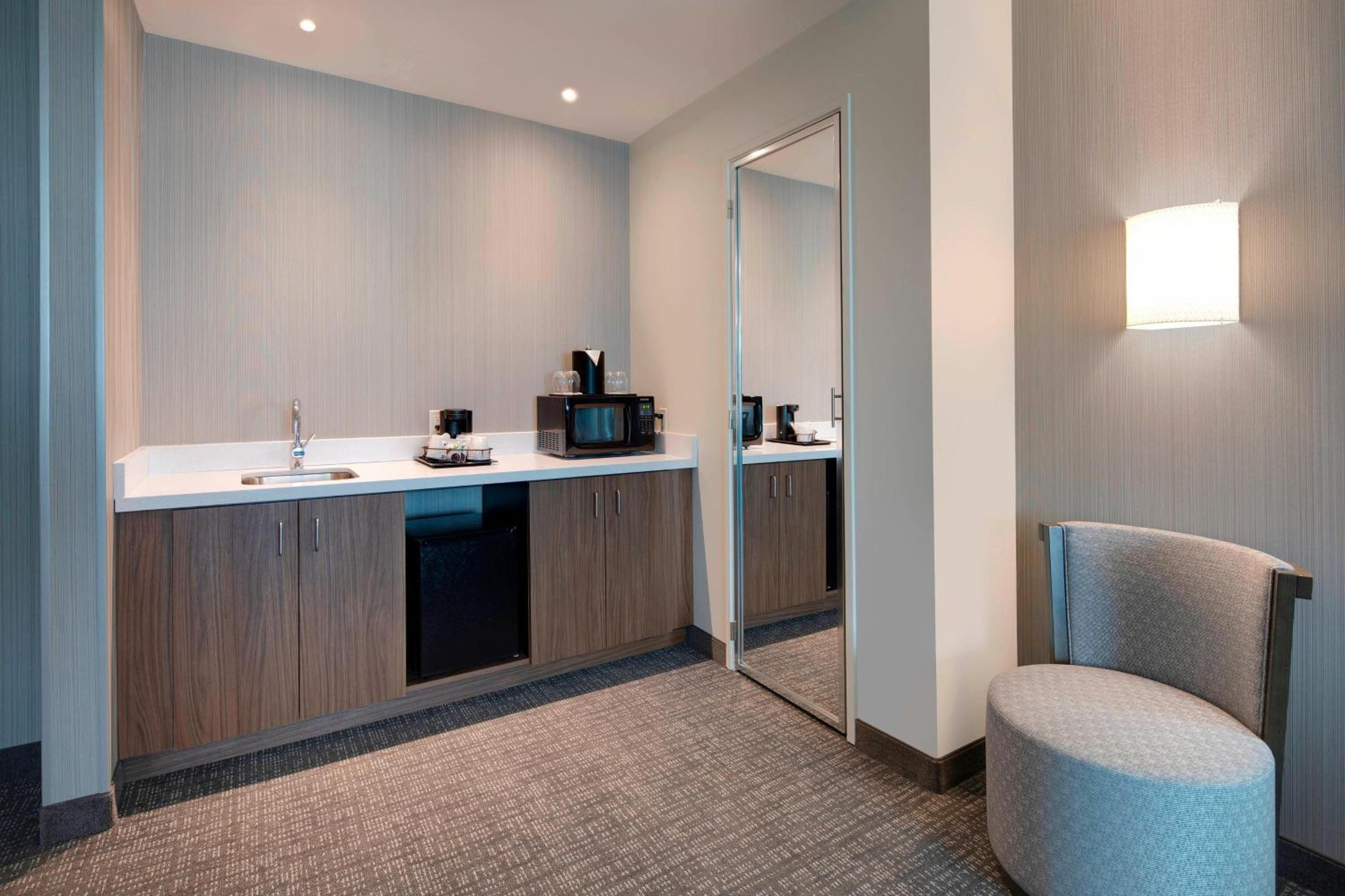 Suite, 1 King, Sofa bed, City view - Photo 4