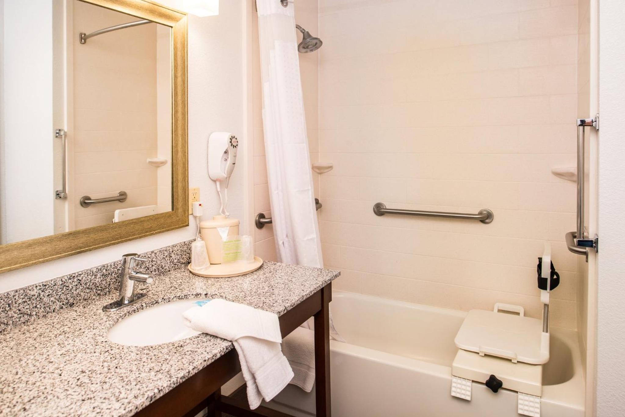 Standard Queen Room with Two Queen Beds and Mobility Accessible Tub - Photo 6