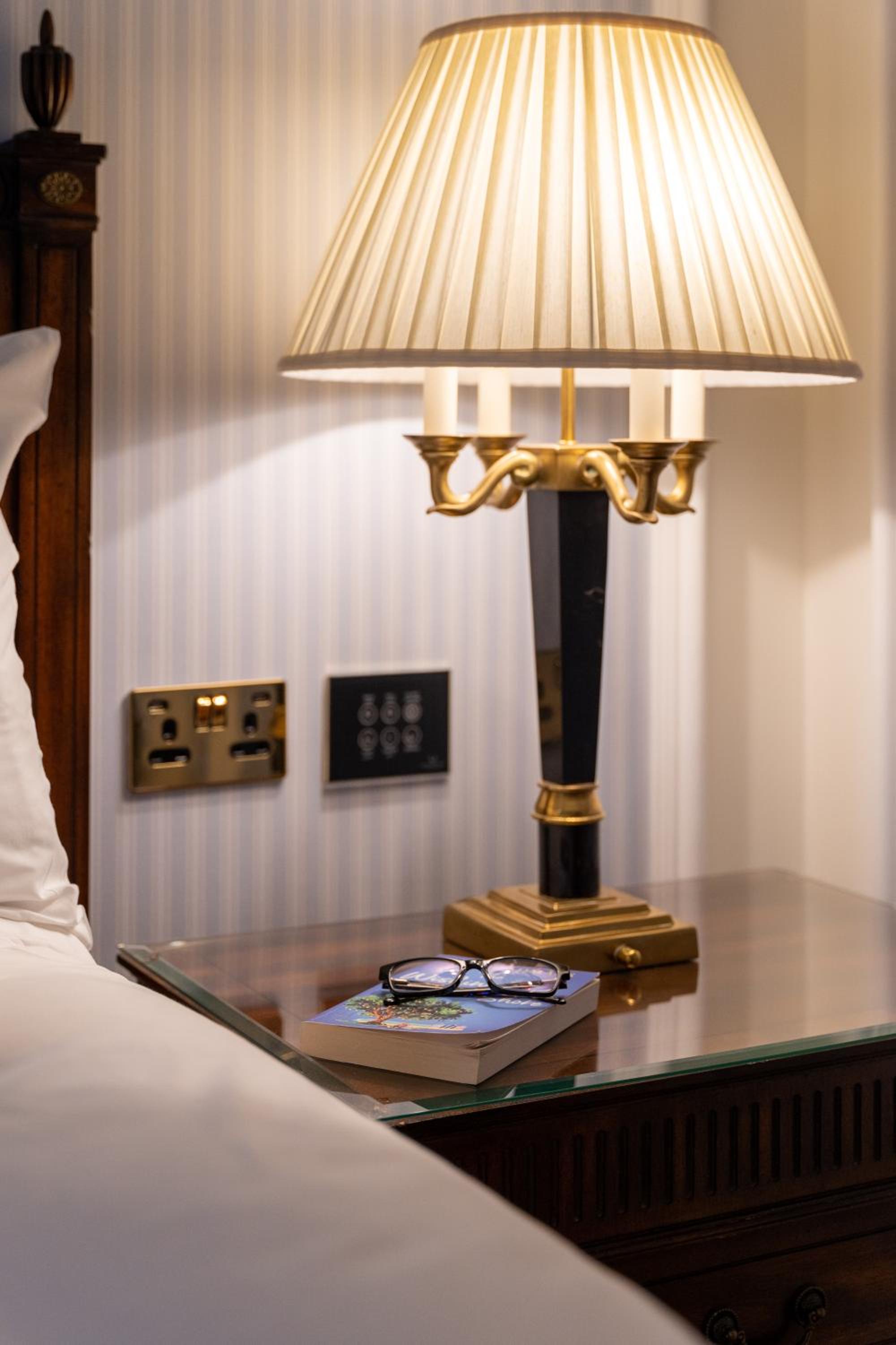 Guestroom with Two Single Beds - Photo 3
