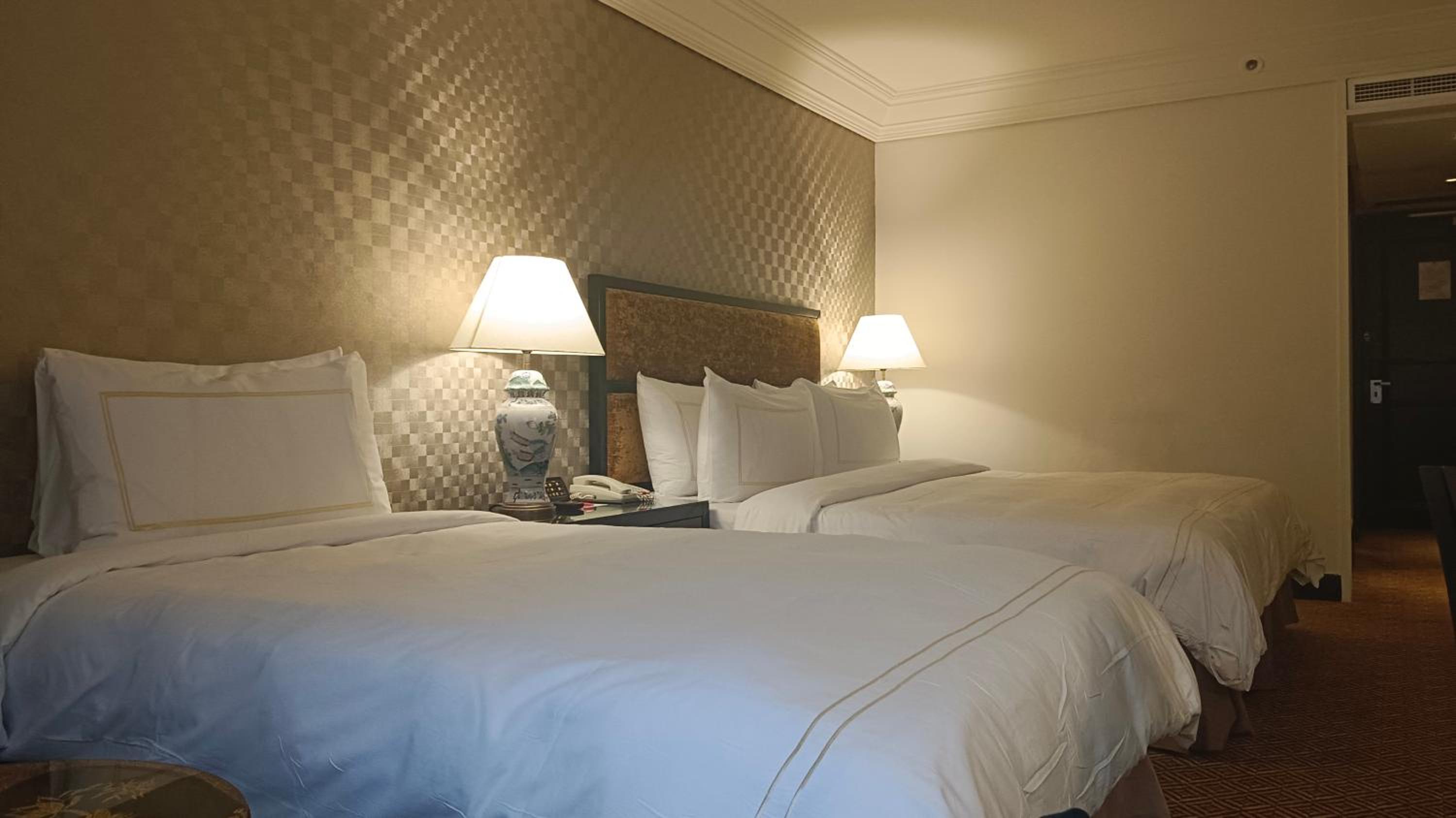 Deluxe Room with One King and Single  Bed photo 3
