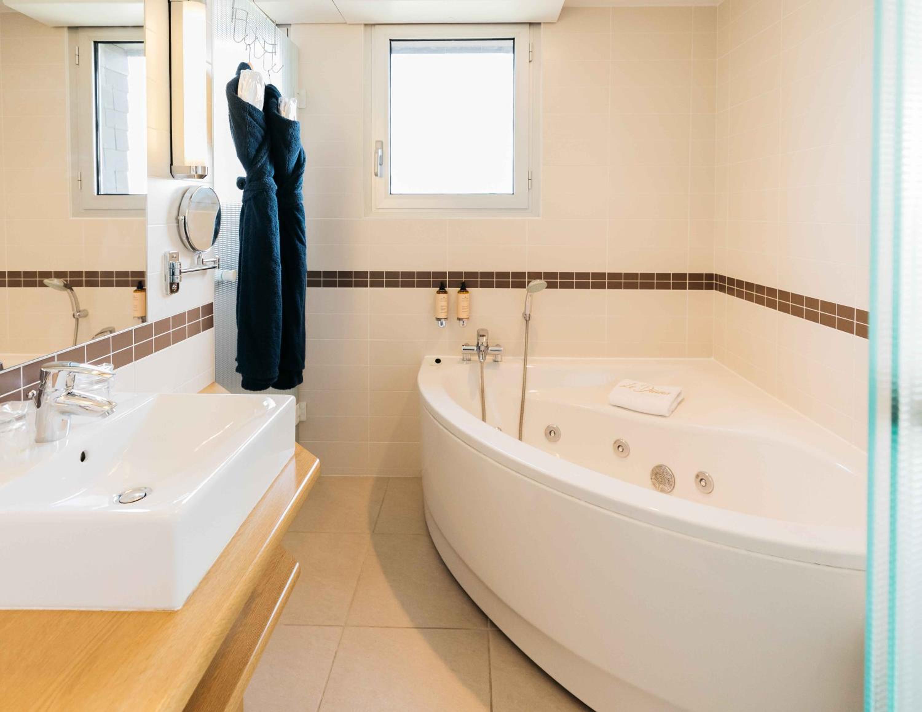 Junior Suite with Panoramic Sea View - Photo 12