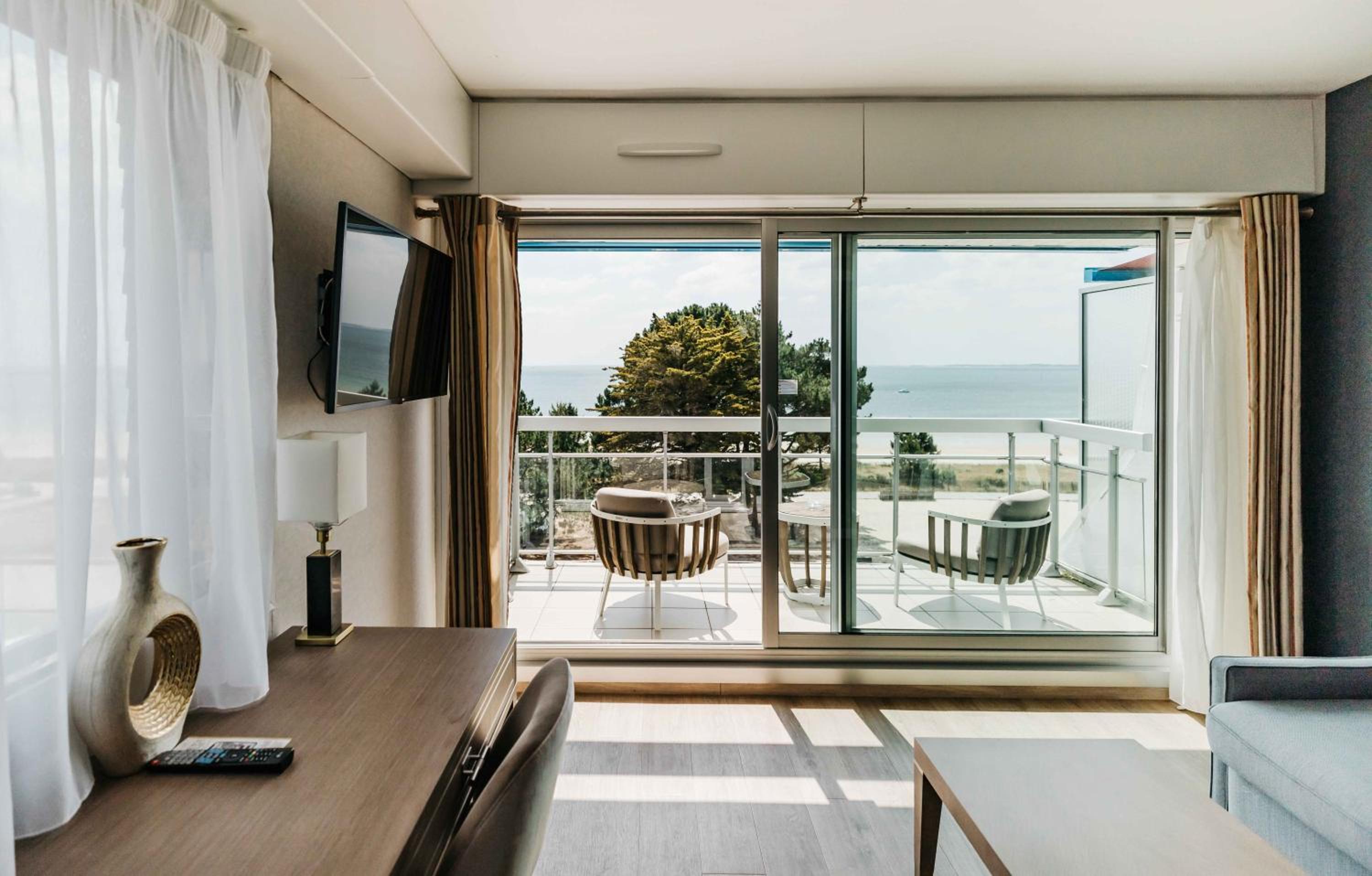 Junior Suite with Panoramic Sea View - Photo 11