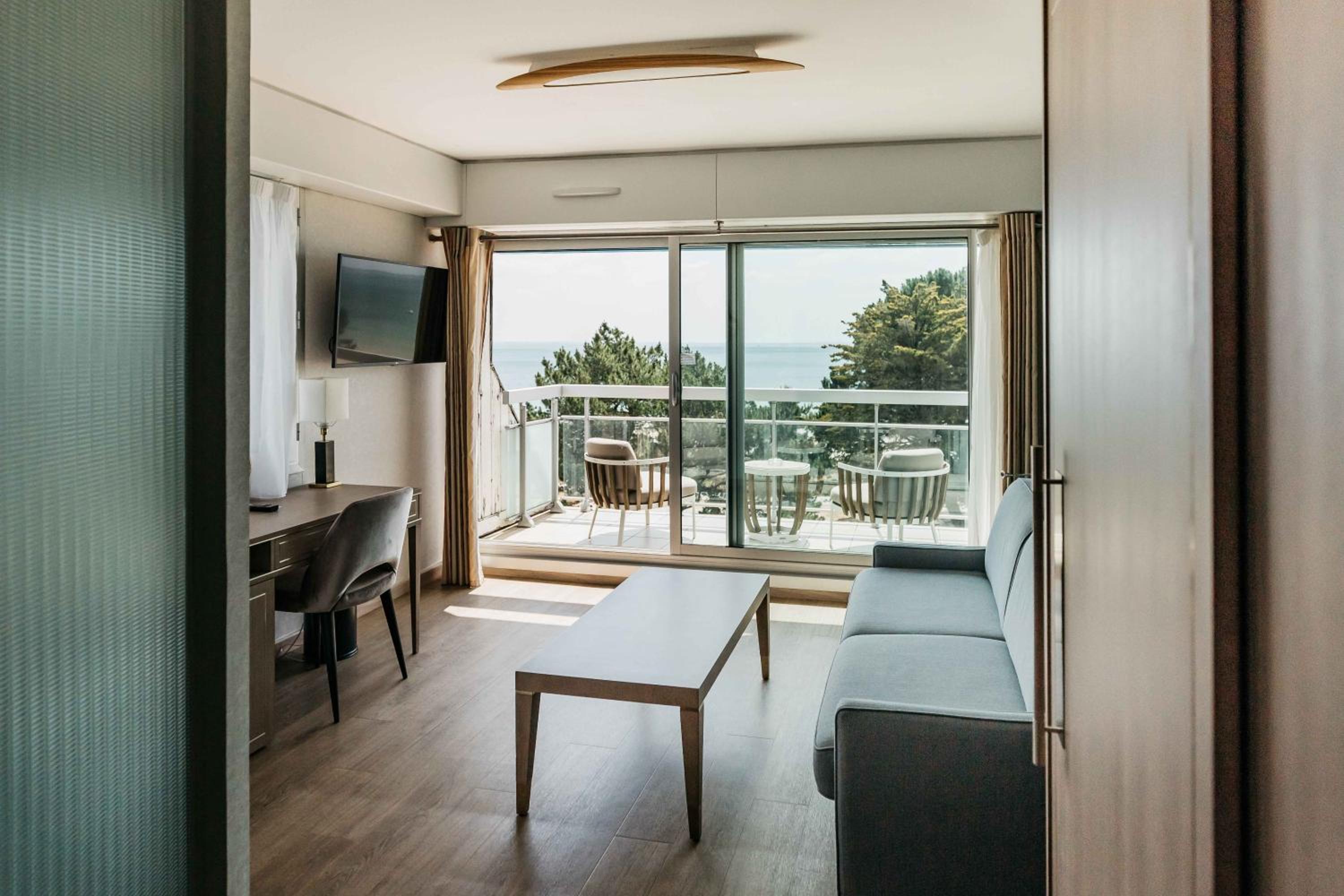 Junior Suite with Panoramic Sea View - Photo 9
