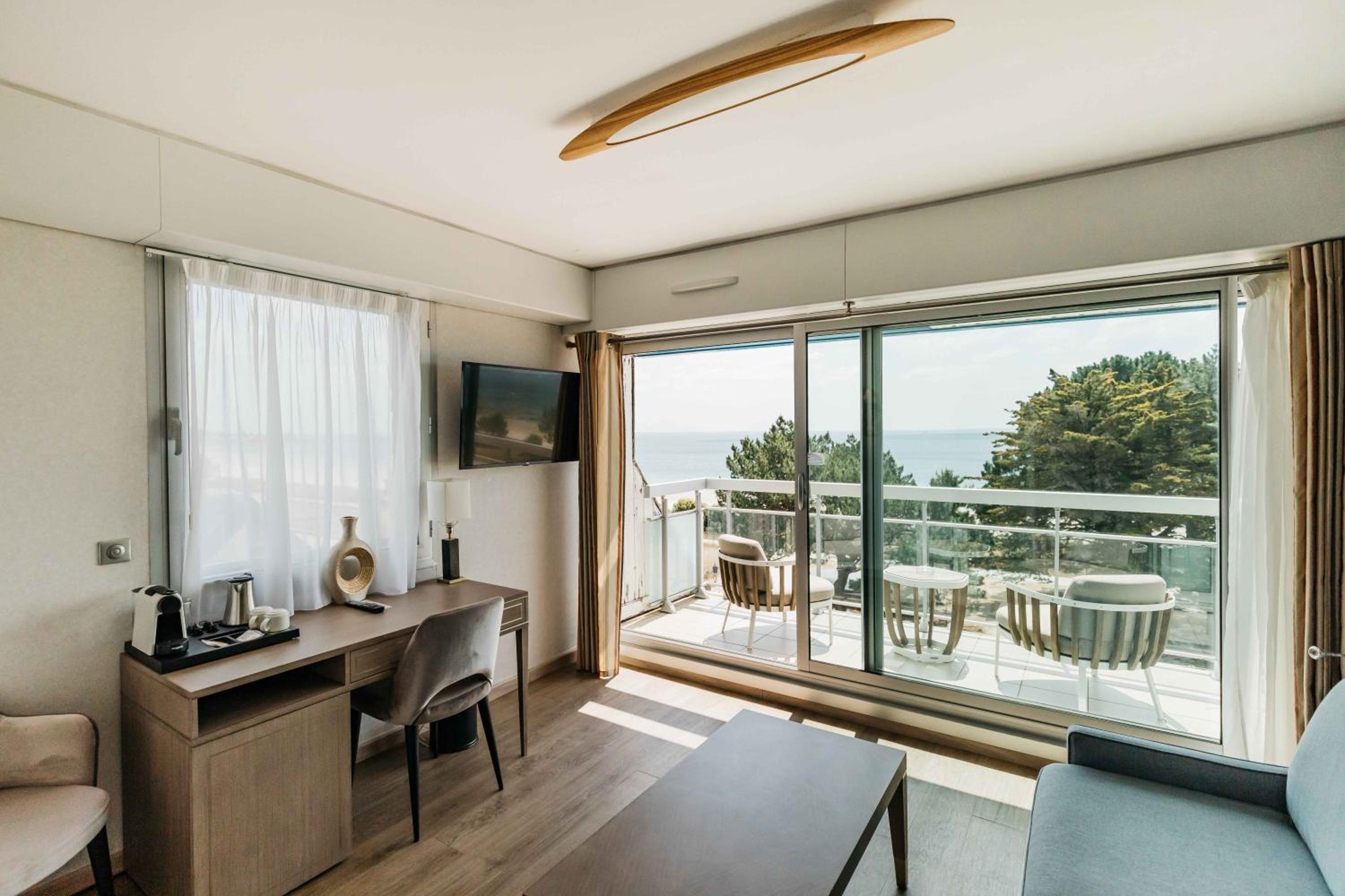 Junior Suite with Panoramic Sea View - Photo 3
