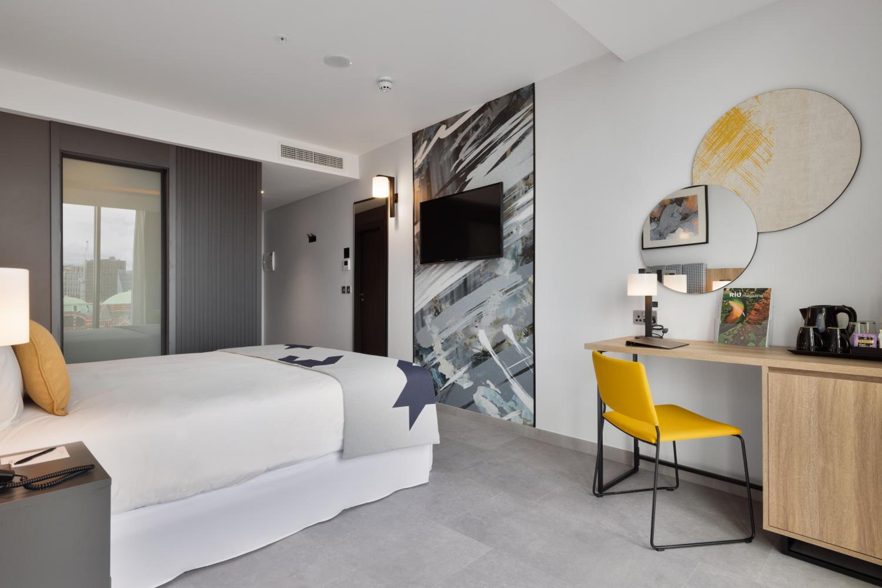 Deluxe King Room with City View photo 3
